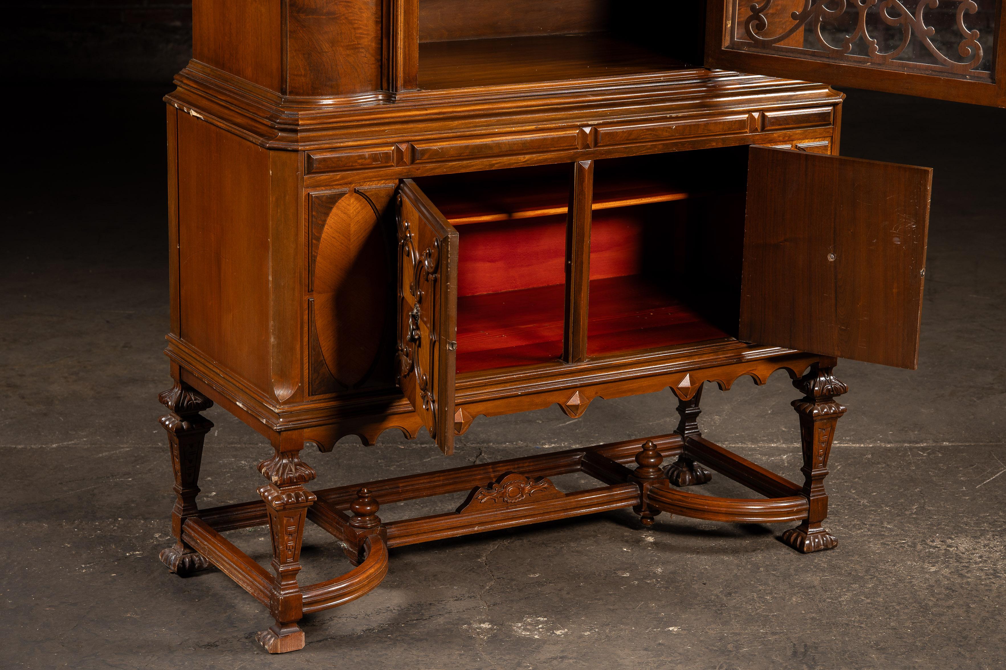 Neorococò c. 1920 Rococo Revival Arched-Top Cabinet in vendita