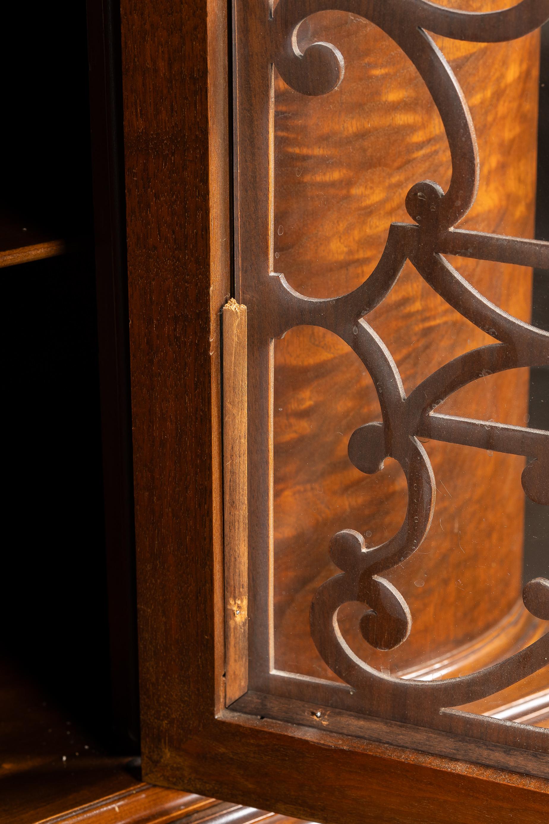 Noce c. 1920 Rococo Revival Arched-Top Cabinet in vendita