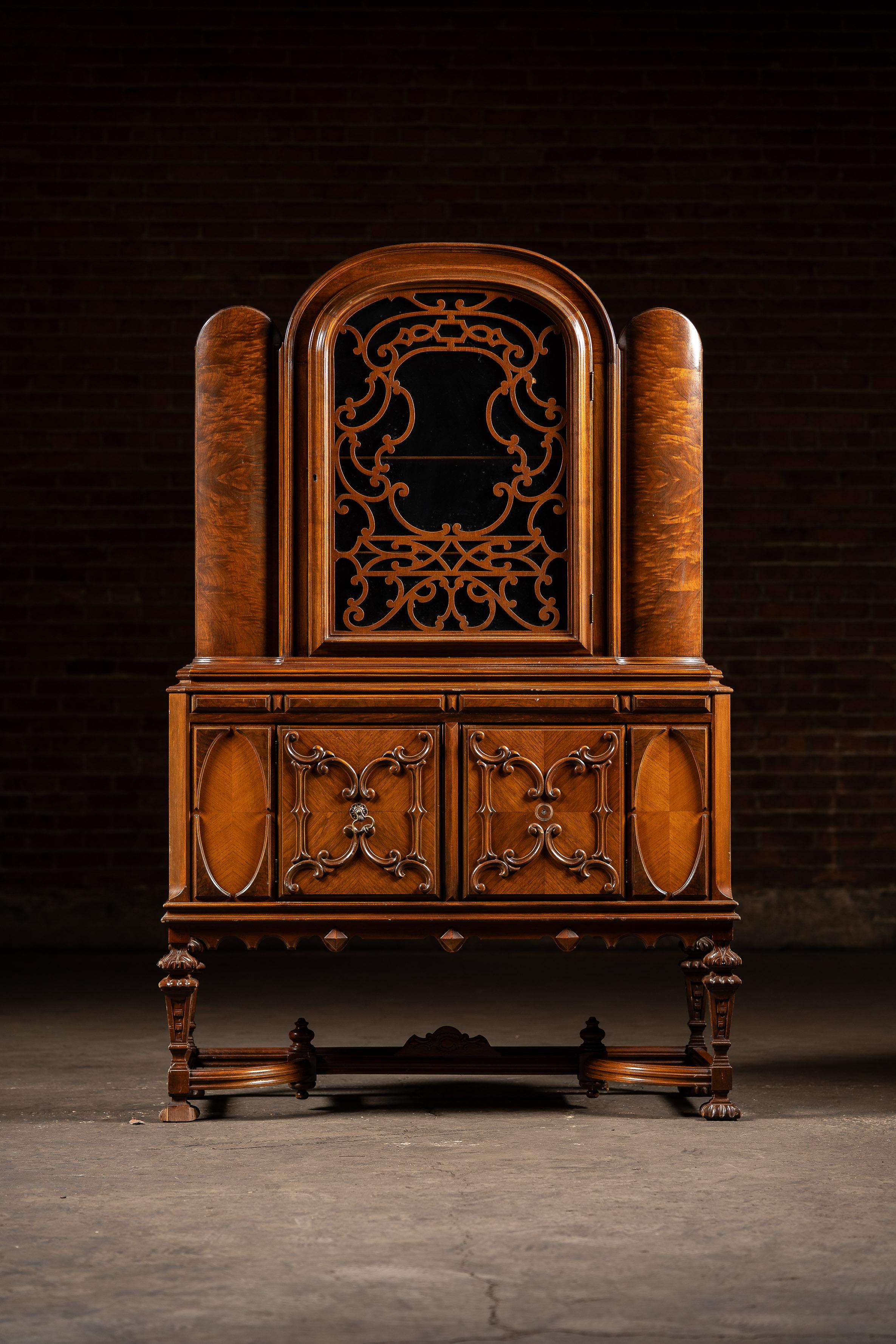 c. 1920 Rococo Revival Arched-Top Cabinet in vendita 1