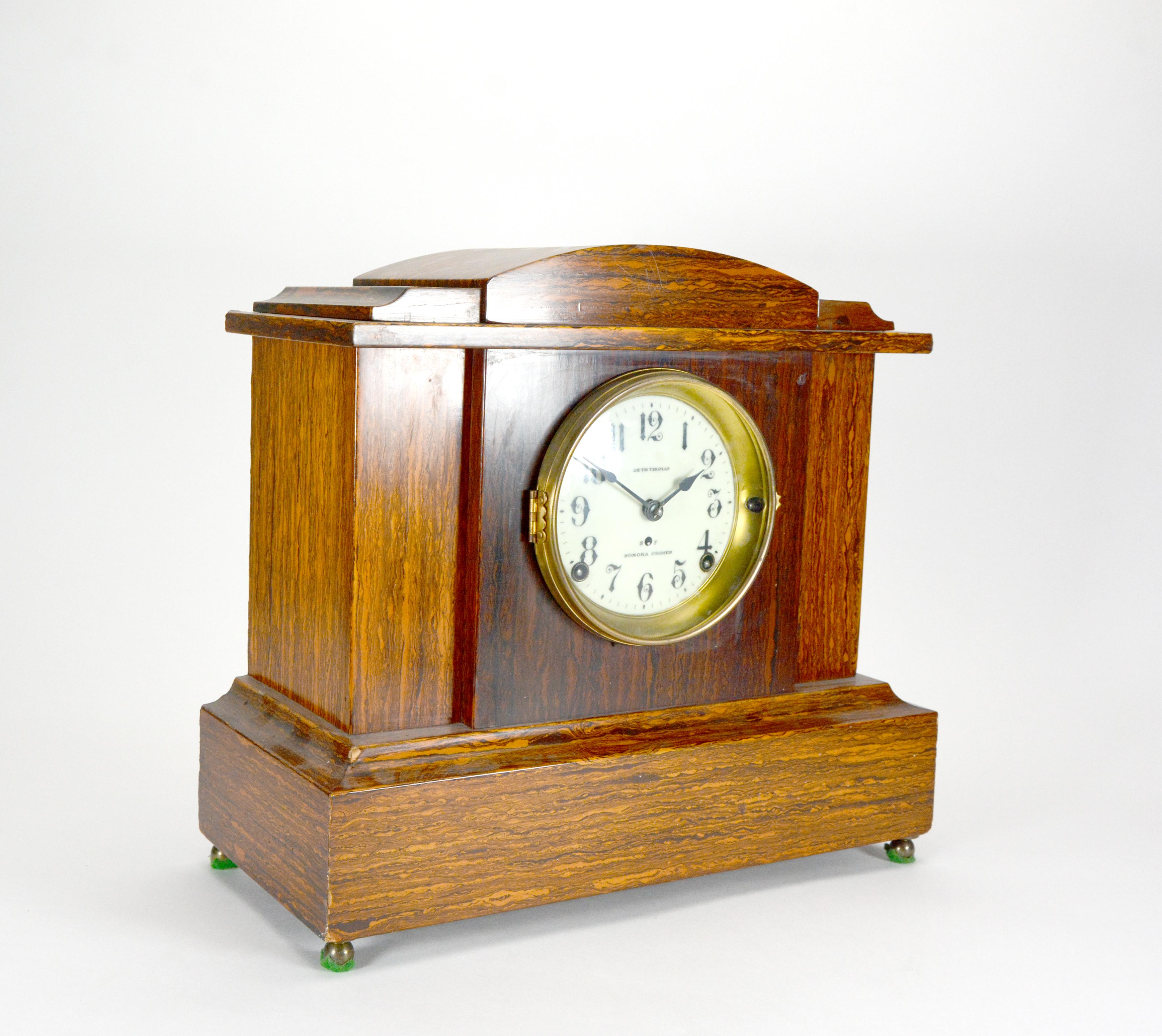 CIRCA 1920 Seth Thomas 4 Glocken Sonora Glockenspiel Wurzelholz Mantel Uhr

Hergestellt um 1920 von der amerikanischen Uhrenfirma Seth Thomas. Wunderschönes, mit Wurzelholz furniertes Holzgehäuse, in dem ein 8-Tage-Mechanismus mit Federaufzug aus