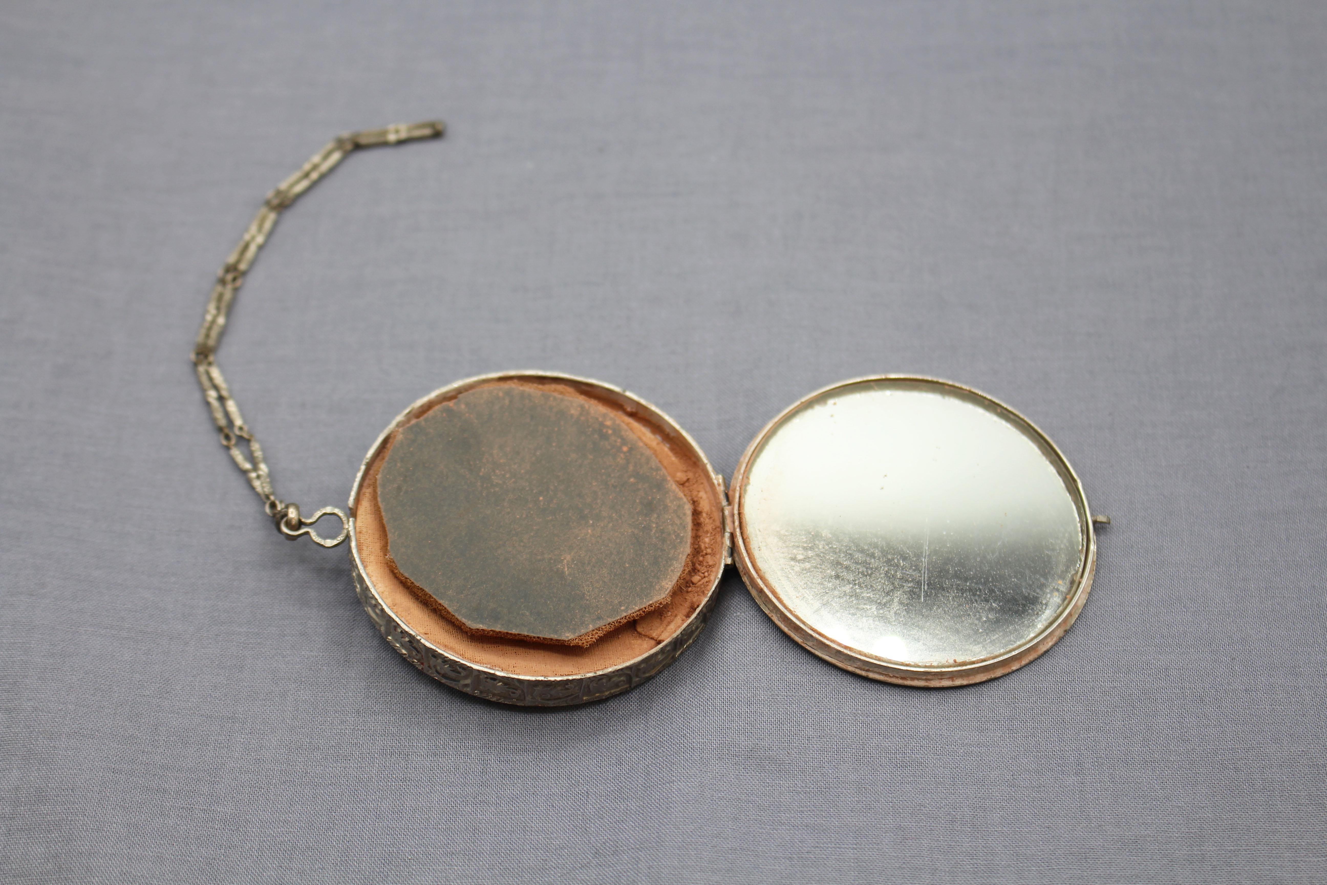 C. 1920s-30s Art Decó Compacto de Señora en Placa de Plata con Cadena de Muñeca Estadounidense en venta