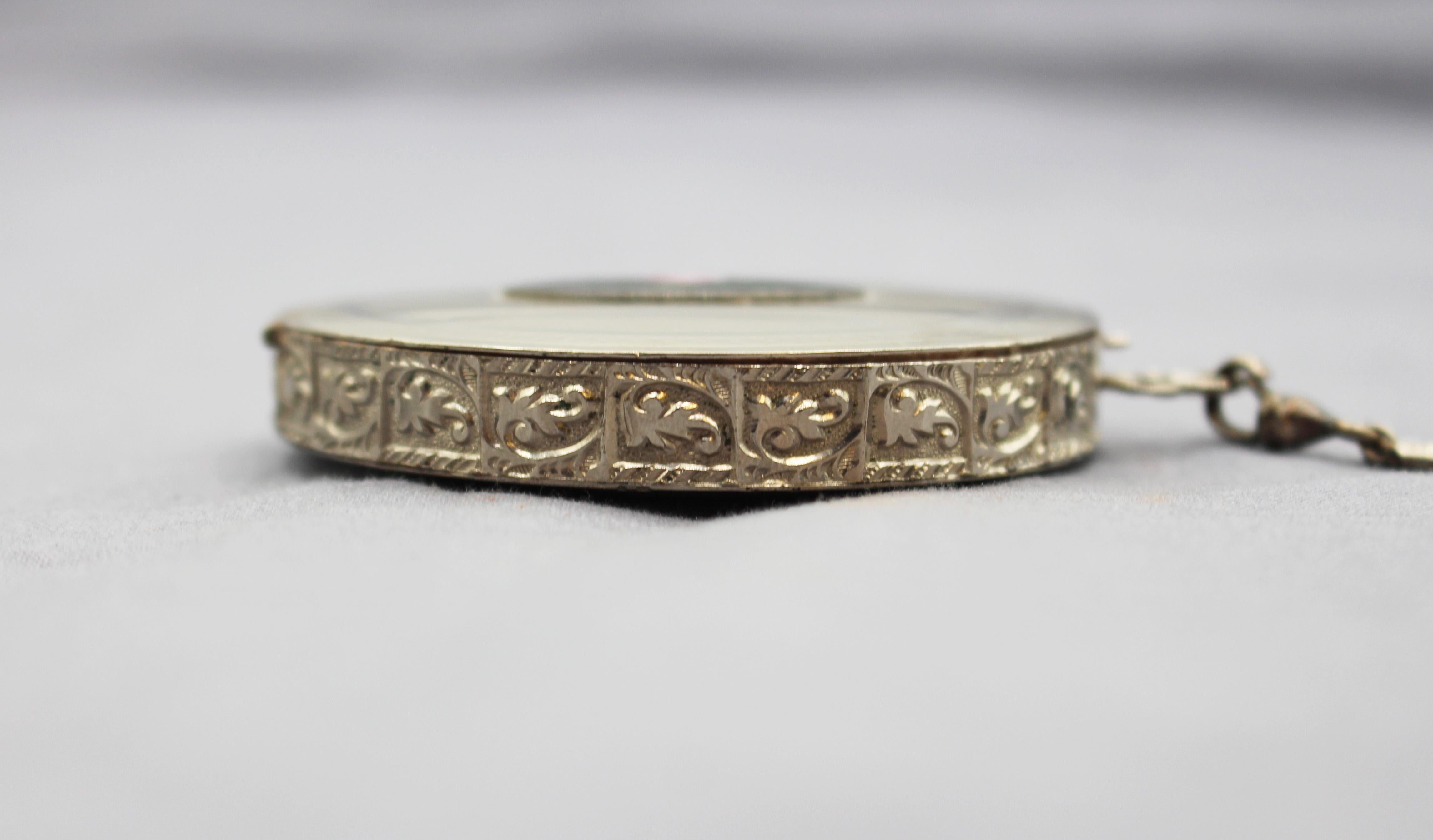 C. 1920s-30s Art Decó Compacto de Señora en Placa de Plata con Cadena de Muñeca Chapado en plata en venta
