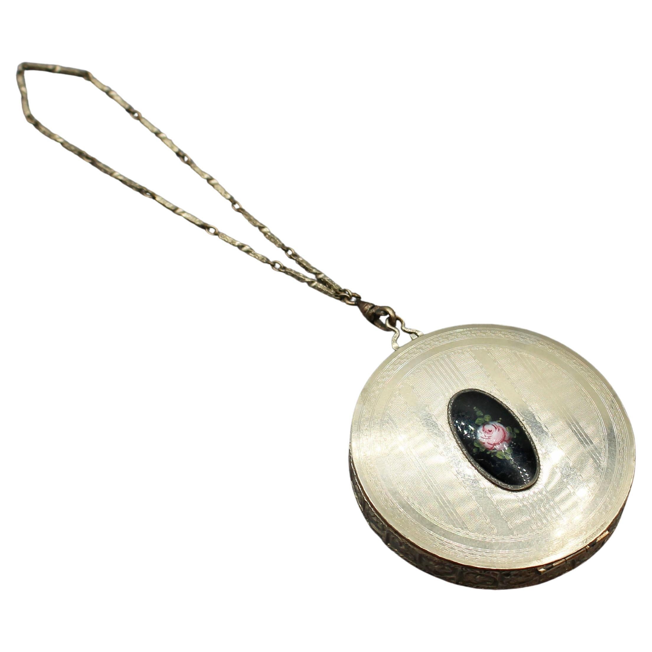 C. 1920s-30s Art Decó Compacto de Señora en Placa de Plata con Cadena de Muñeca en venta