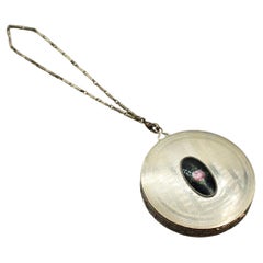 C. 1920s-30s Art Decó Compacto de Señora en Placa de Plata con Cadena de Muñeca