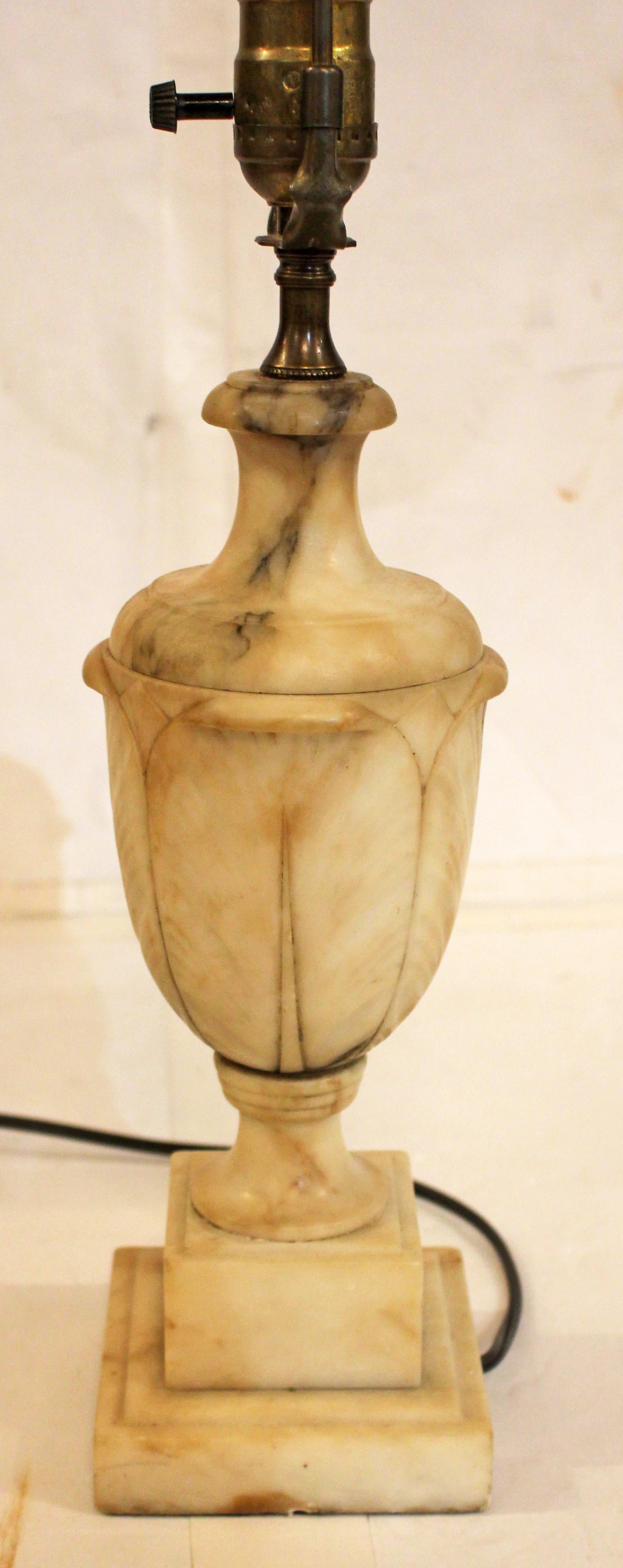 C. 1920s-30s Lámpara italiana de alabastro tallada en forma de urna Art Decó en venta