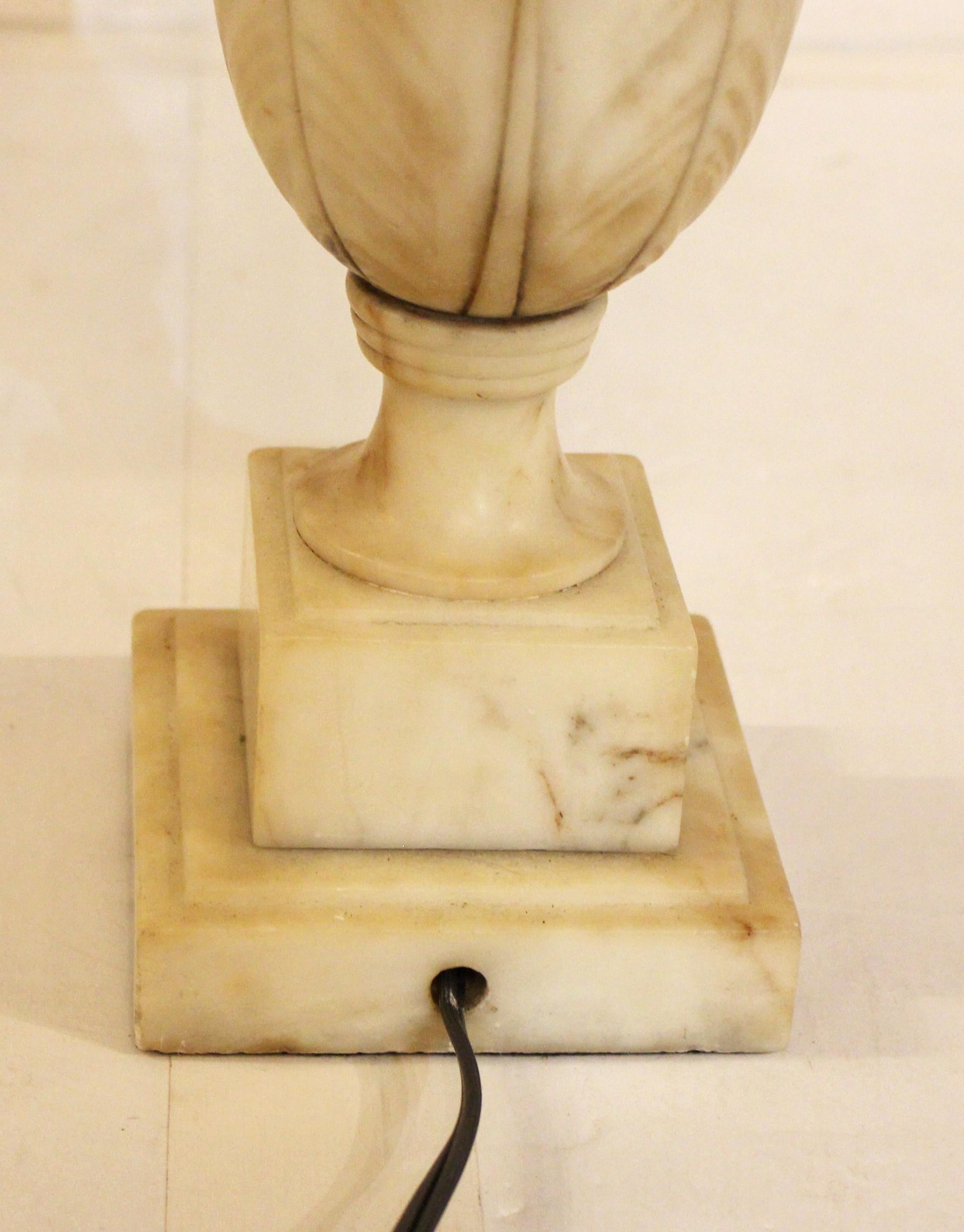 C. 1920s-30s Lámpara italiana de alabastro tallada en forma de urna Italiano en venta