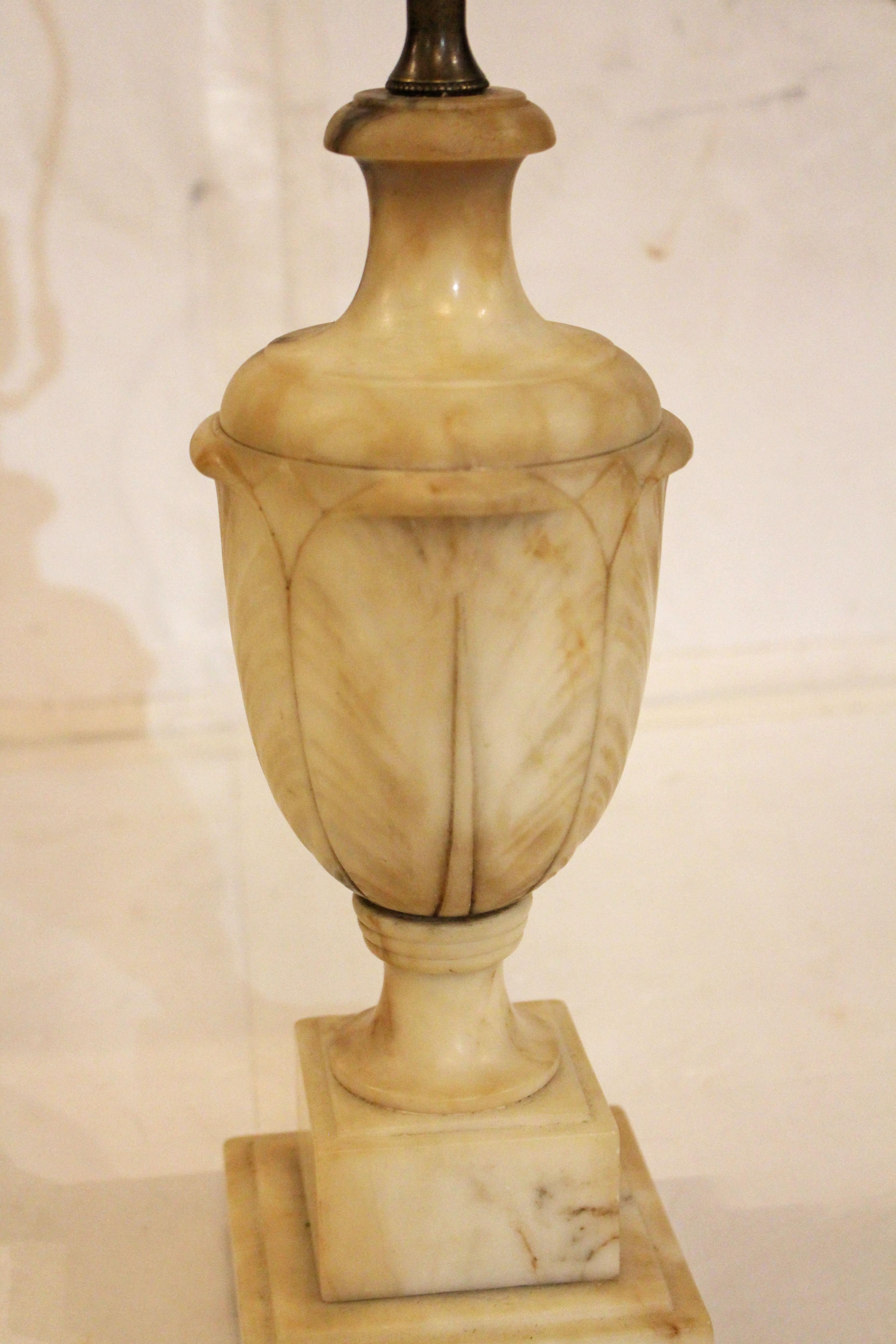 C. 1920s-30s Lámpara italiana de alabastro tallada en forma de urna Tallado en venta