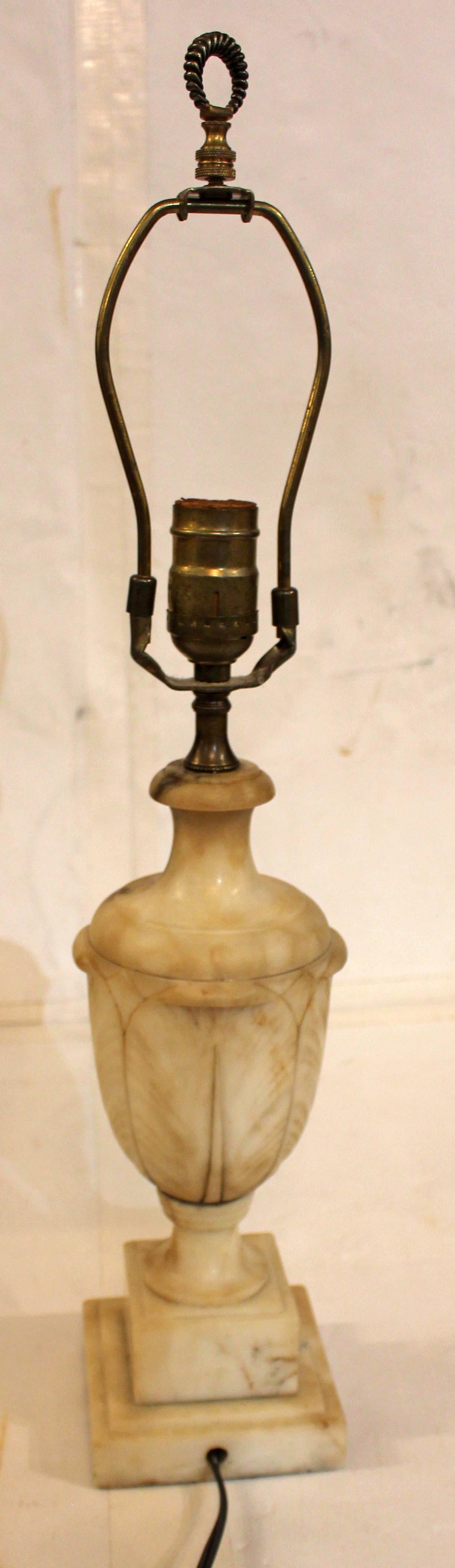 C. 1920s-30s Lámpara italiana de alabastro tallada en forma de urna en Bueno estado para la venta en Chapel Hill, NC