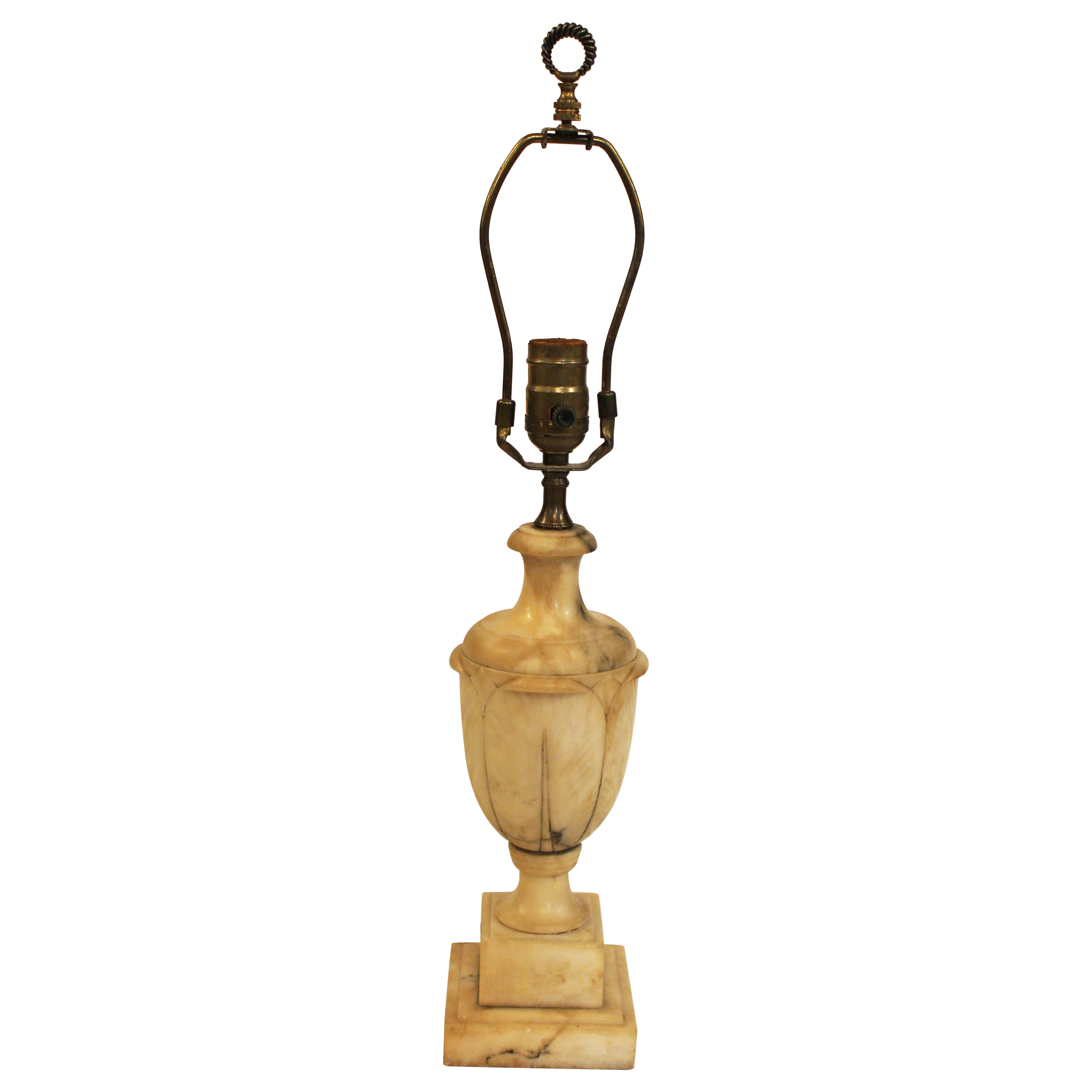 C. 1920s-30s Lámpara italiana de alabastro tallada en forma de urna en venta