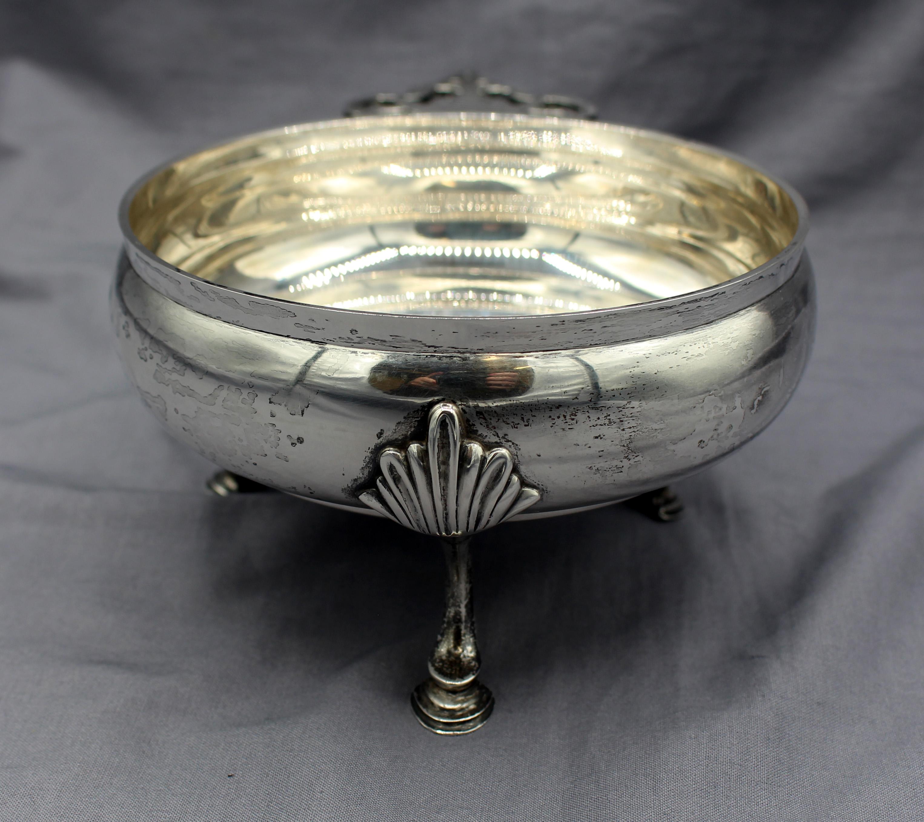 Porrón de plata de ley de la década de 1920 de Black, Starr & Frost, estadounidense. Elegante e inusual forma con pie del gusto de Jorge I. Rodillas y pezuñas de concha. Grabado sólo en la parte inferior: 