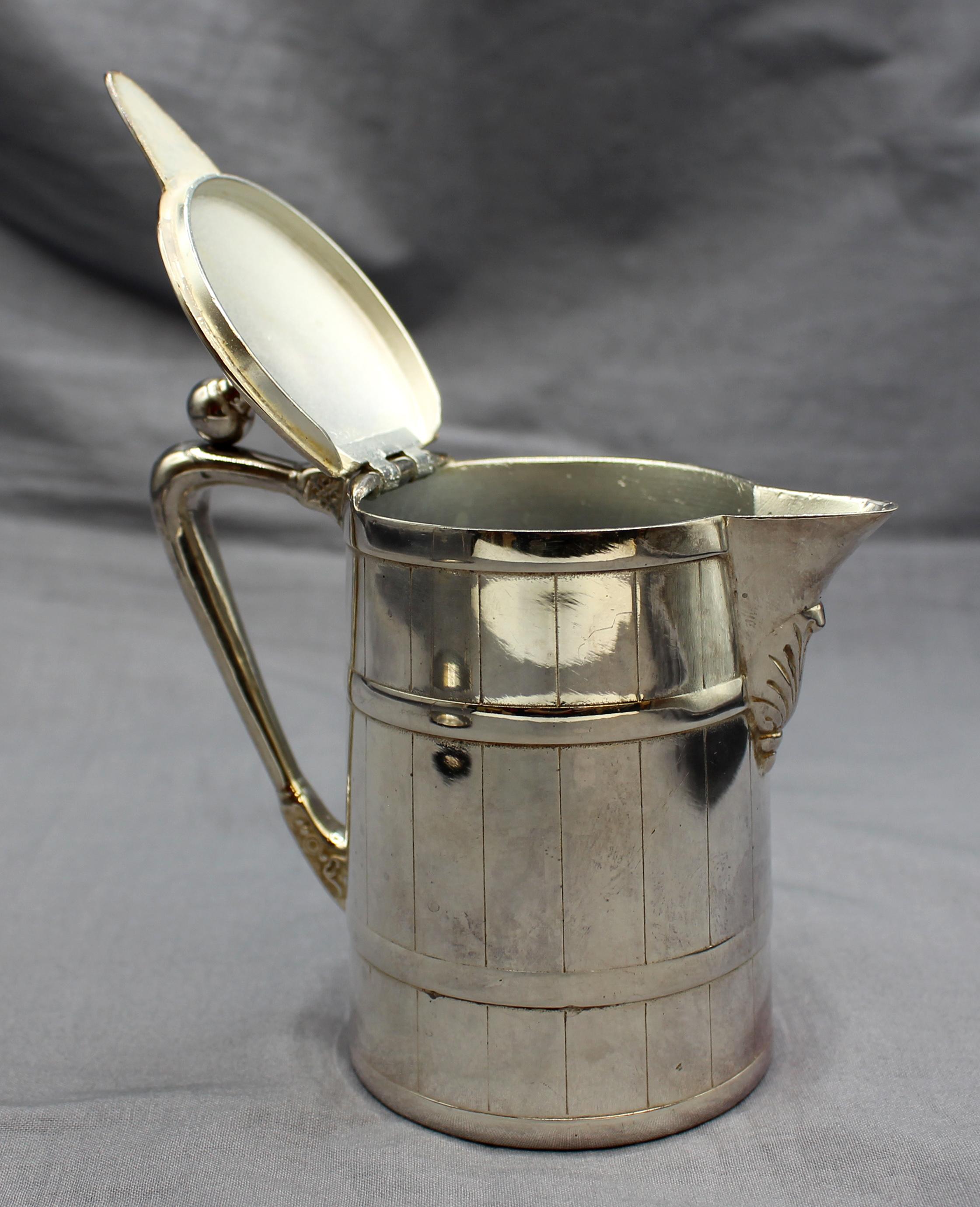 Art Déco c. Brocca da sciroppo anglo-americana in argento del 1920 con supporto in vendita