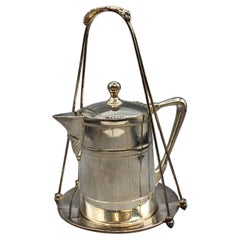 c. Pichet à sirop en métal argenté anglo-américain des années 1920 avec Stand