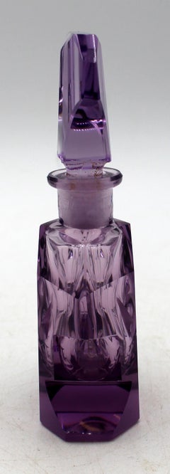 Frasco de perfume checoslovaco de cristal amatista de estilo Art Déco, de alrededor de la década de 1920