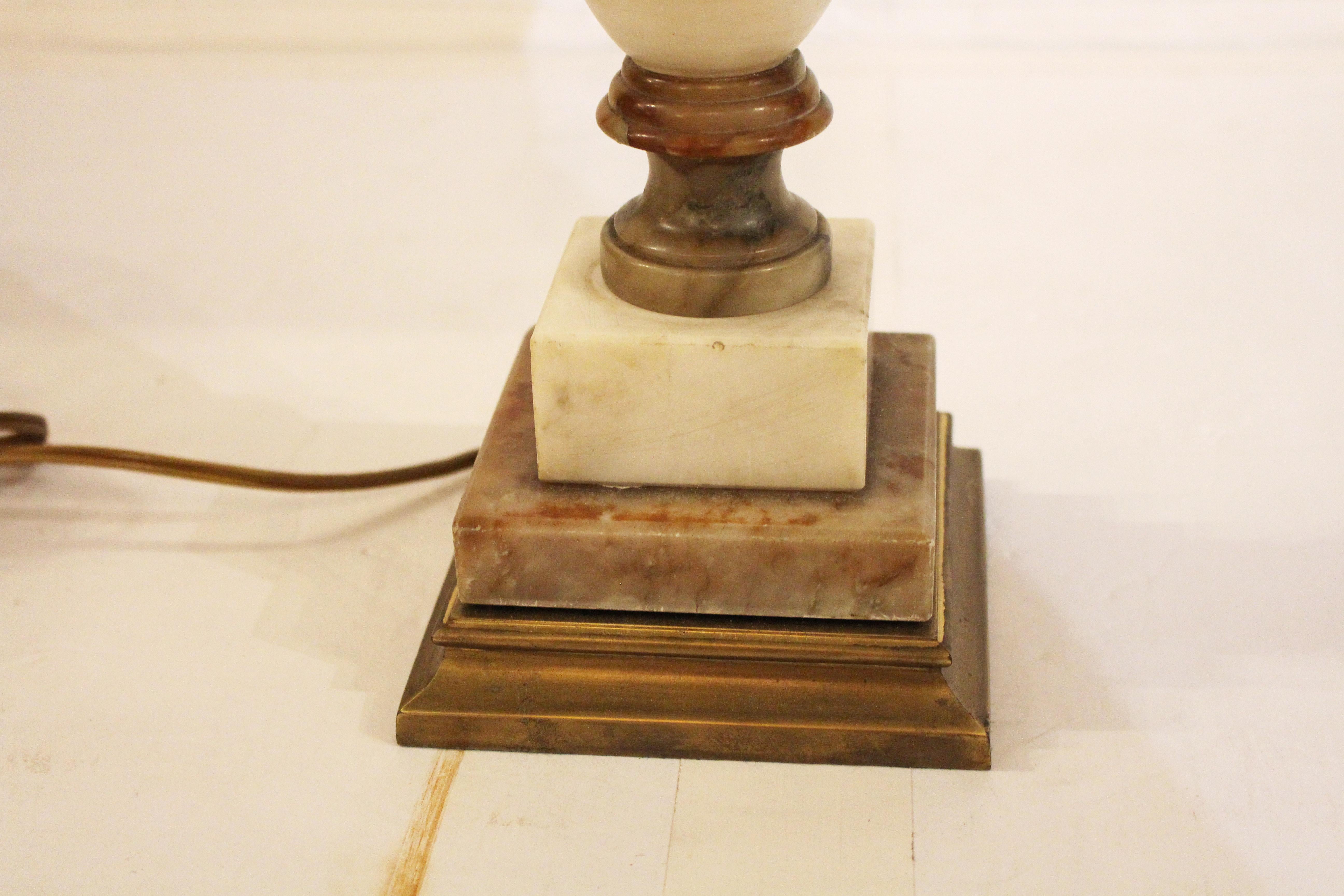 CIRCA 1920er Jahre geschnitzt mehrfarbigen Alabaster Urne Form Lampe, Continental. Schön geschnitzt - die Schulter ist mit Akanthusblättern besetzt. Perlenbesetzte Taille. Gedrechselte, farblich abgesetzte Urnenstütze über quadratischem Sockel, auf