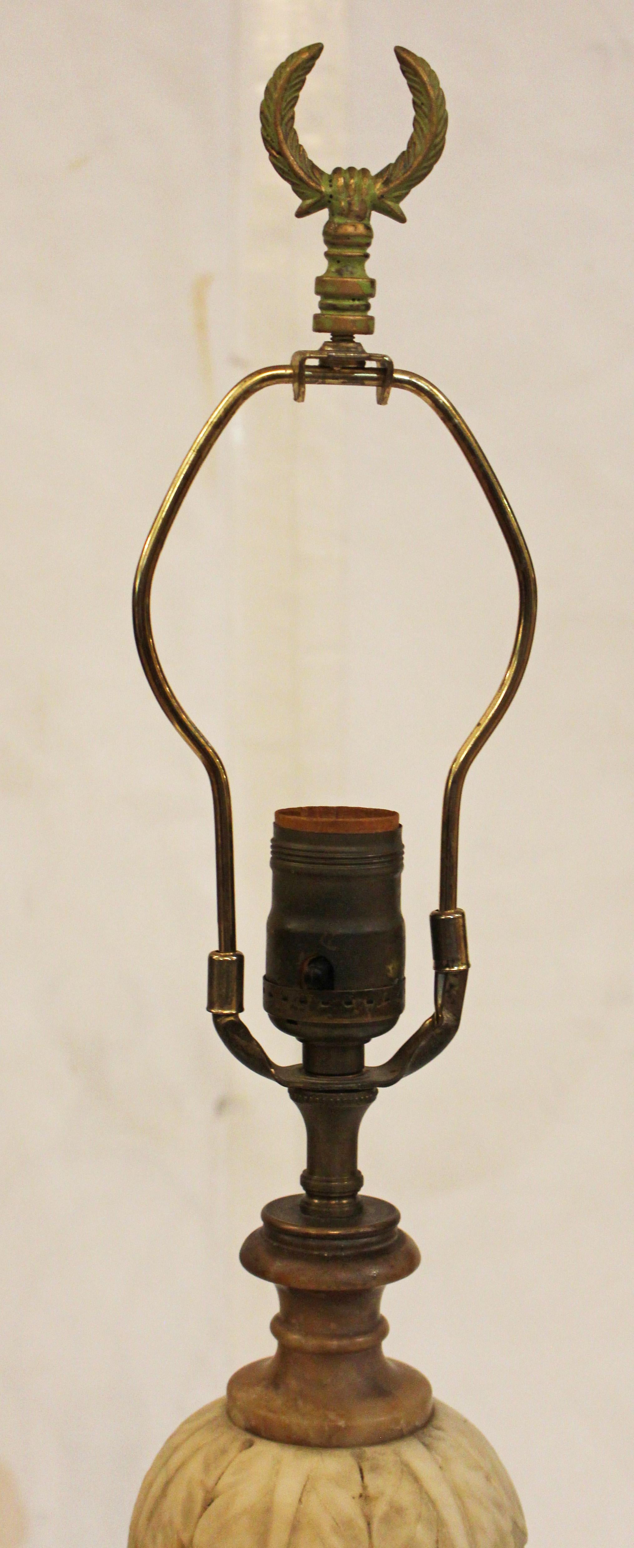 C. 1920er Jahre Continental geschnitzt Multi-Colored Alabaster Urne Form Lampe (Art déco) im Angebot