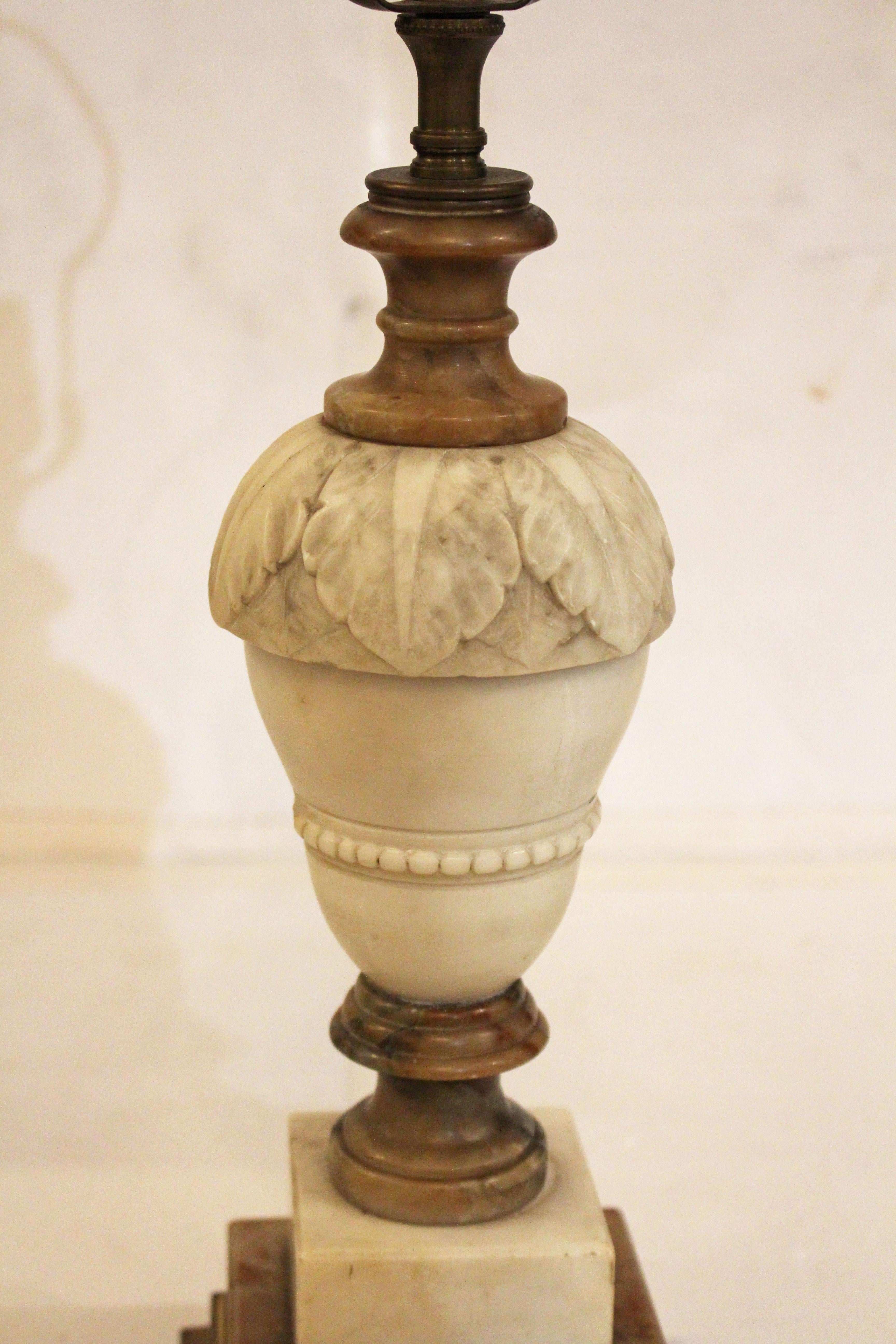 C. 1920er Jahre Continental geschnitzt Multi-Colored Alabaster Urne Form Lampe (Europäisch) im Angebot