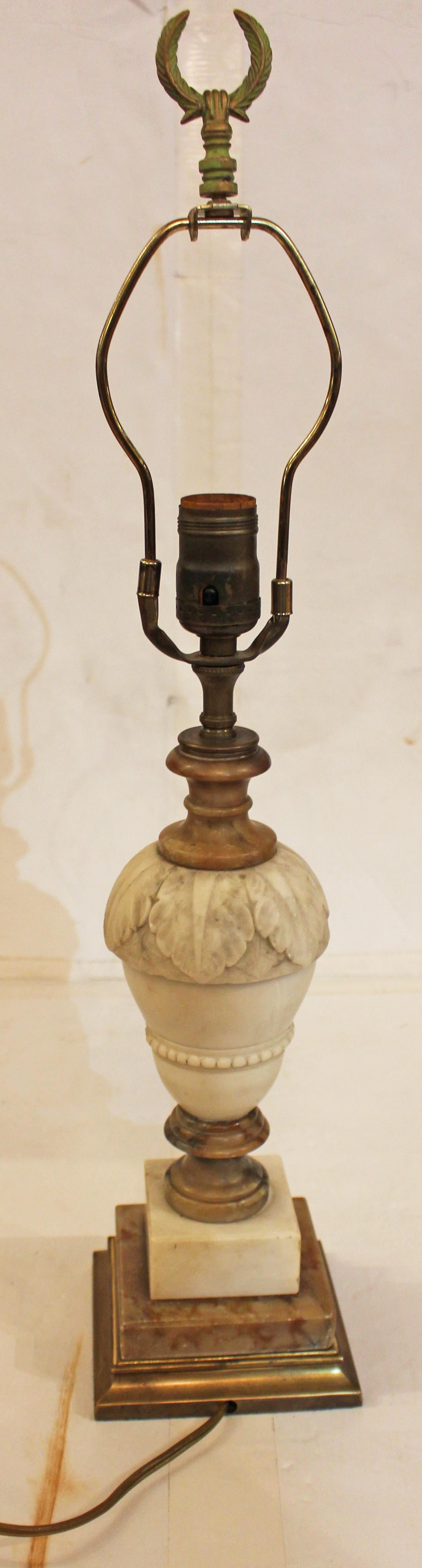 C. 1920er Jahre Continental geschnitzt Multi-Colored Alabaster Urne Form Lampe (Vergoldet) im Angebot