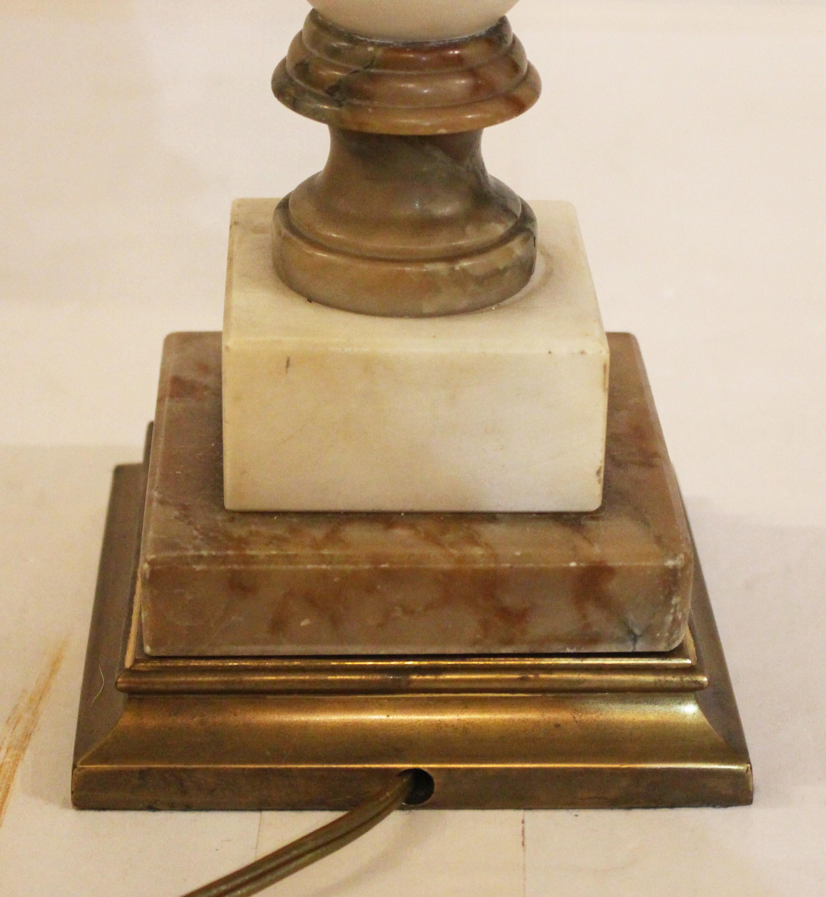 C. 1920er Jahre Continental geschnitzt Multi-Colored Alabaster Urne Form Lampe im Zustand „Gut“ im Angebot in Chapel Hill, NC