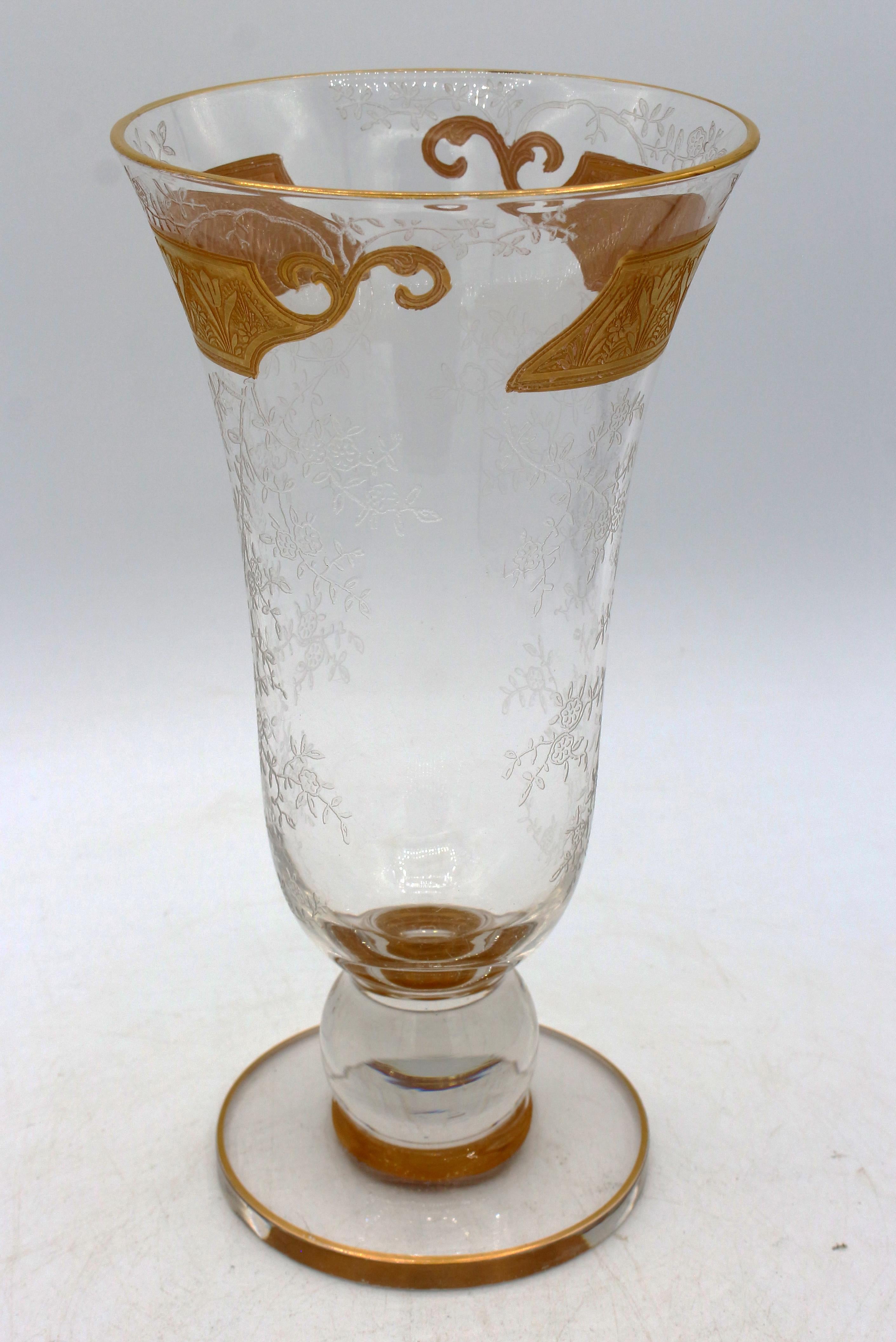 Vase en verre incrusté d'or Duncan & Miller, Pennsylvanie, vers 1920. Vase en verre gravé incrusté d'or sur un pied à rotule sur une base plate. Les bandes dorées de style néo-égyptien sont d'une superbe qualité. 8.5