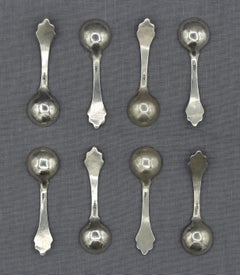 c. Años 20 Juego de 8 cucharas individuales de sal de plata de ley del Renacimiento Colonial