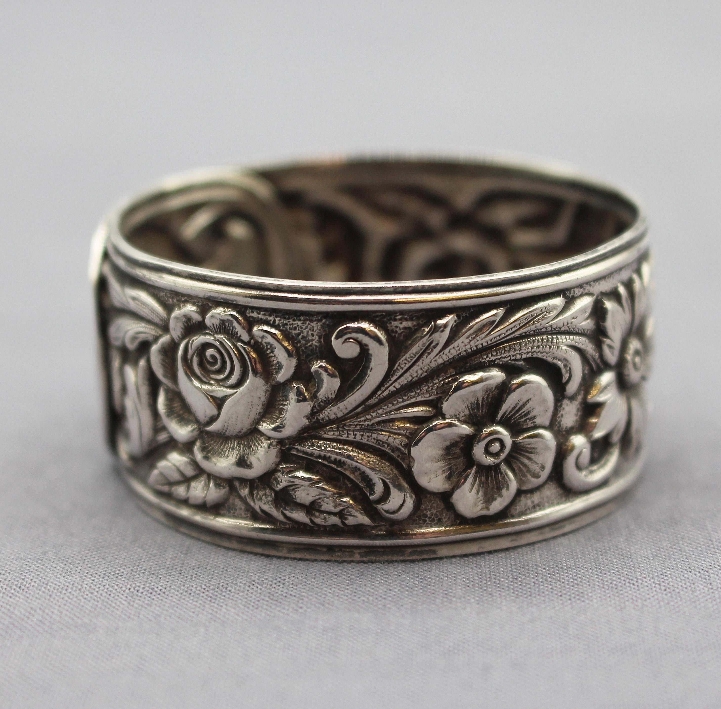 Art Déco C. Anello tovagliolo Kirk in argento sterling repousse degli anni 1930-40 in vendita