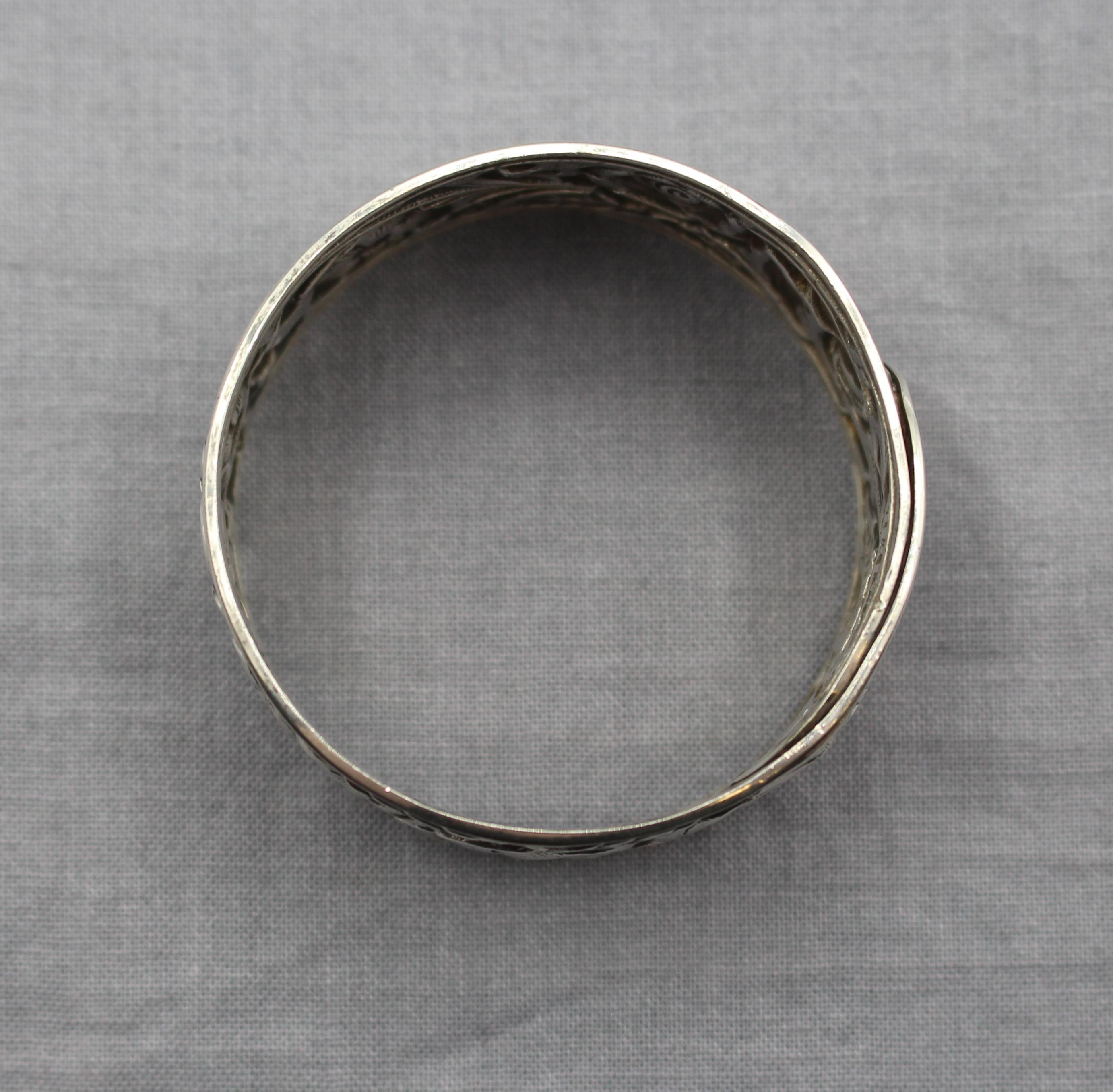 Sbalzo C. Anello tovagliolo Kirk in argento sterling repousse degli anni 1930-40 in vendita