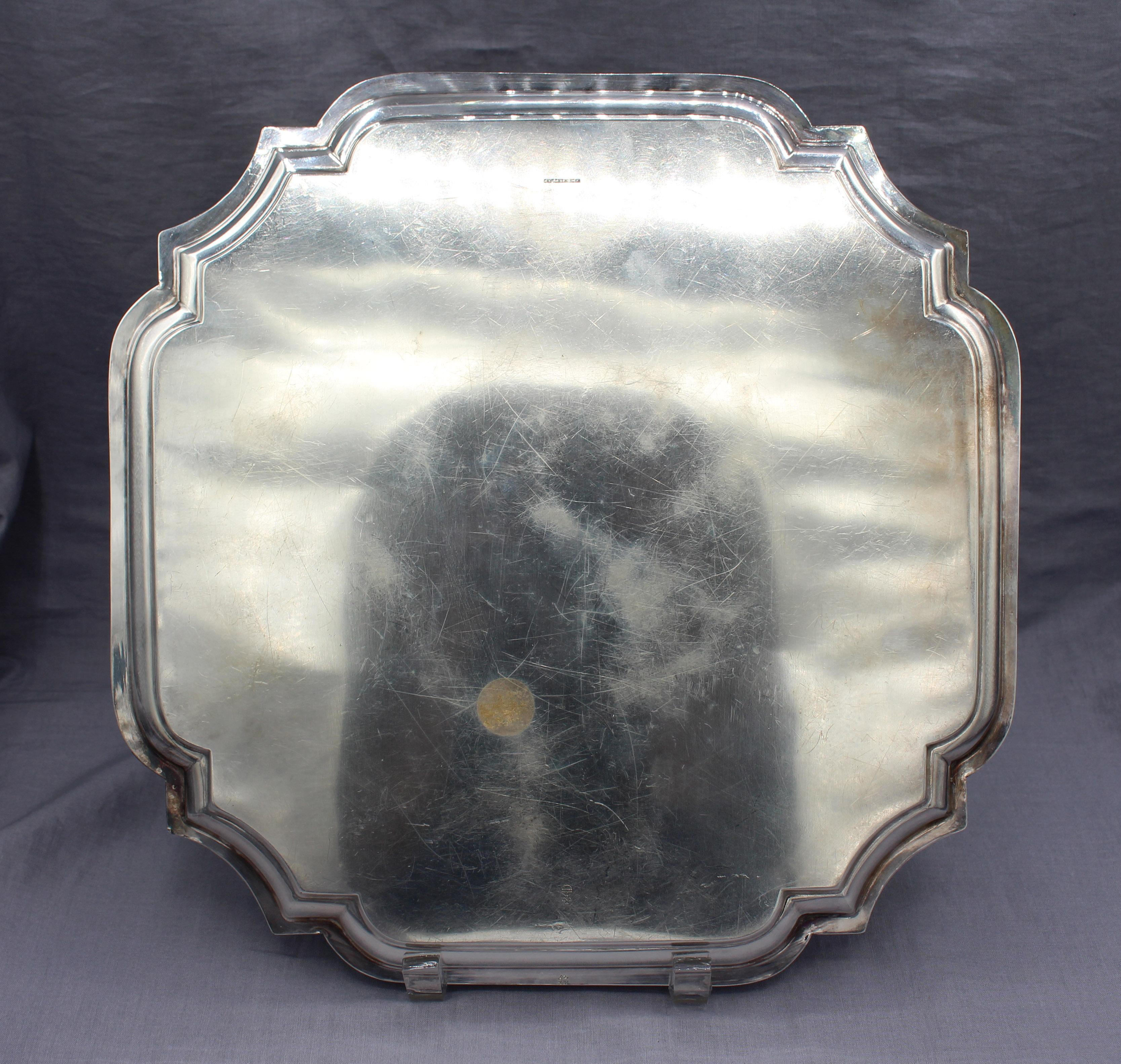 Bandeja cuadrada de cóctel Circa 1930-50 de Barker Ellis Co., Inglaterra. Plata sobre cobre. Forma y diseño clásicos con centro armorial: un león sobre un casco de caballero y un escudo. Birmingham, Inglaterra. Ligeros arañazos generales acordes con