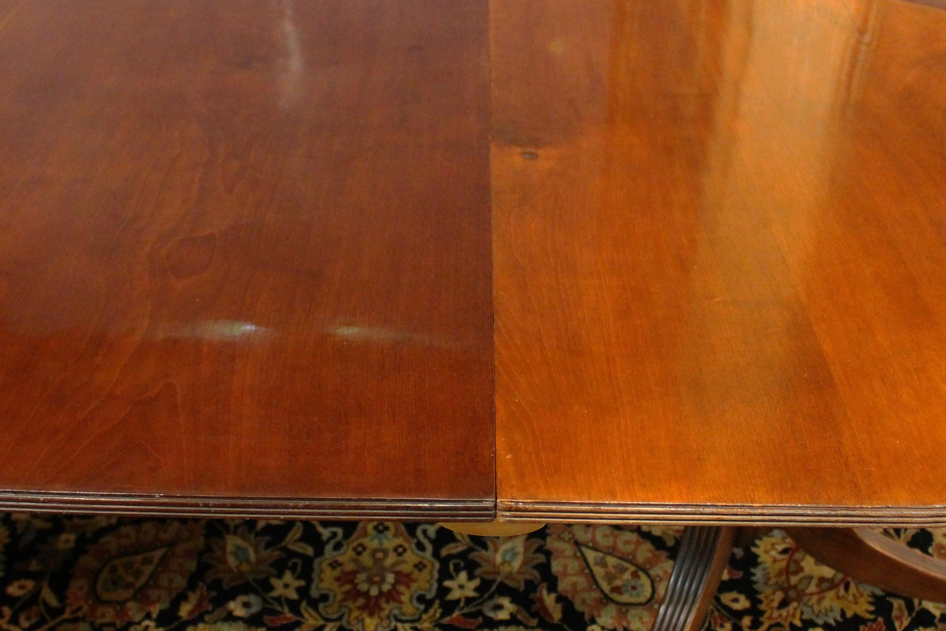 Georgien Table de salle à manger à double piédestal de style géorgien anglais vers 1930 en vente