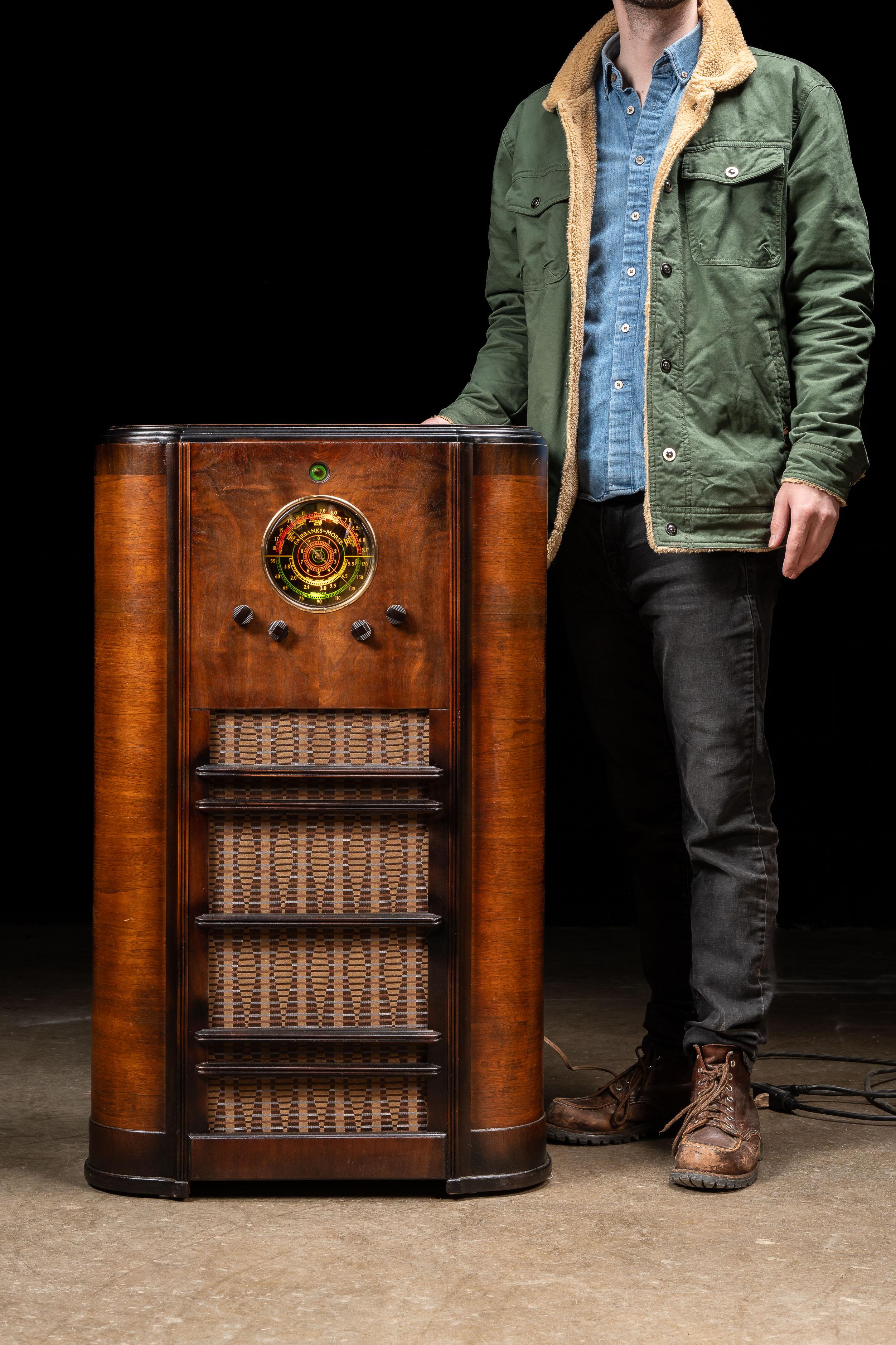 c. 1930s ; Fairbanks, Morse & Co. - Chicago (en anglais)

Radio console avec un magnifique cadran rétroéclairé composé de rouges et de verts. Il est également équipé d'un tube Magic Eye à l'état solide, un moyen peu coûteux de faire le même travail