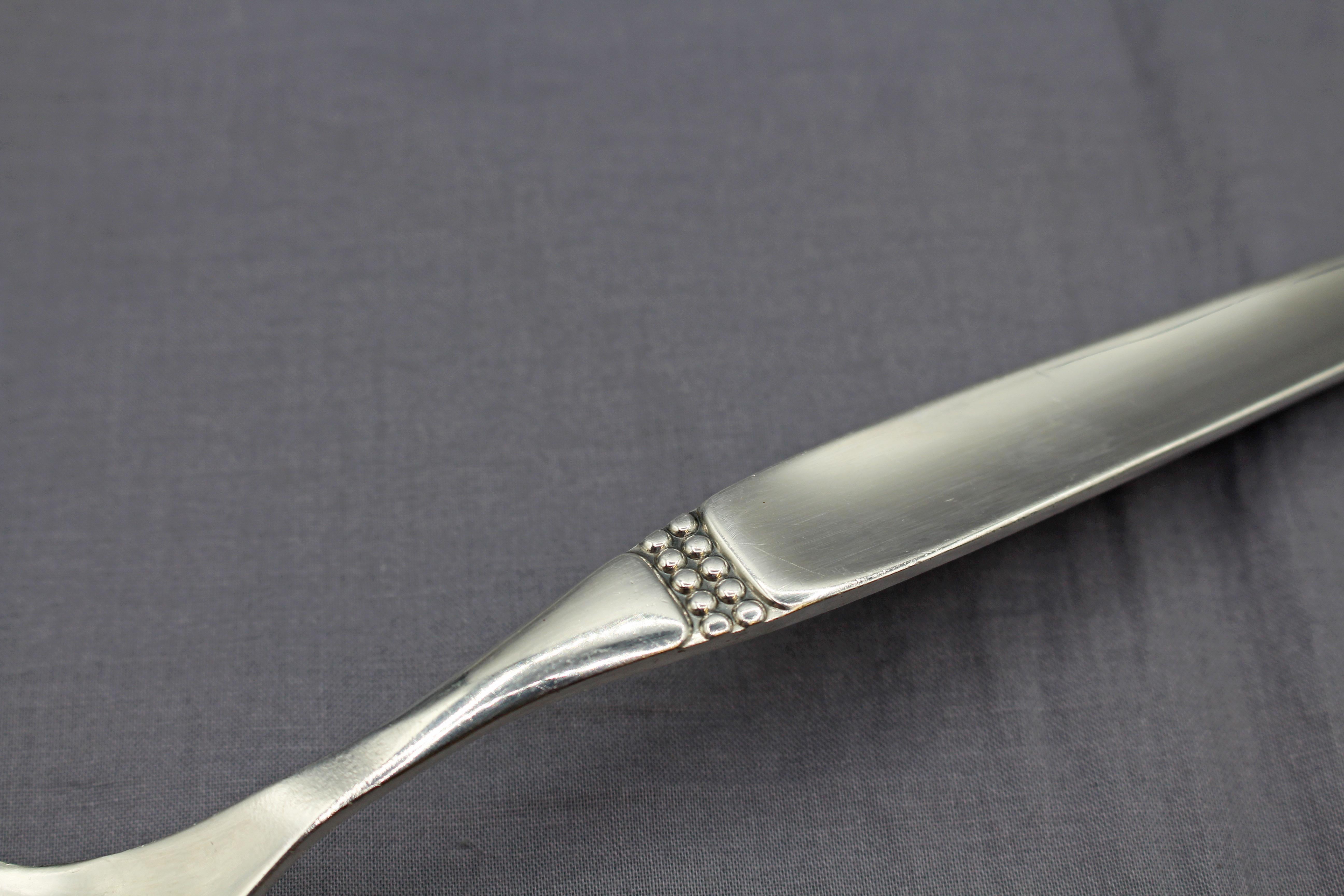 Vers les années 1930, louche à soupe ou à punch en argent 800 standard de Robbe & Berk, Flensburg, Allemagne. Un exemple rare et frappant de modernisme. Une élégante double bande de perles marque la poignée distinctive. Marque demi-lune et couronne