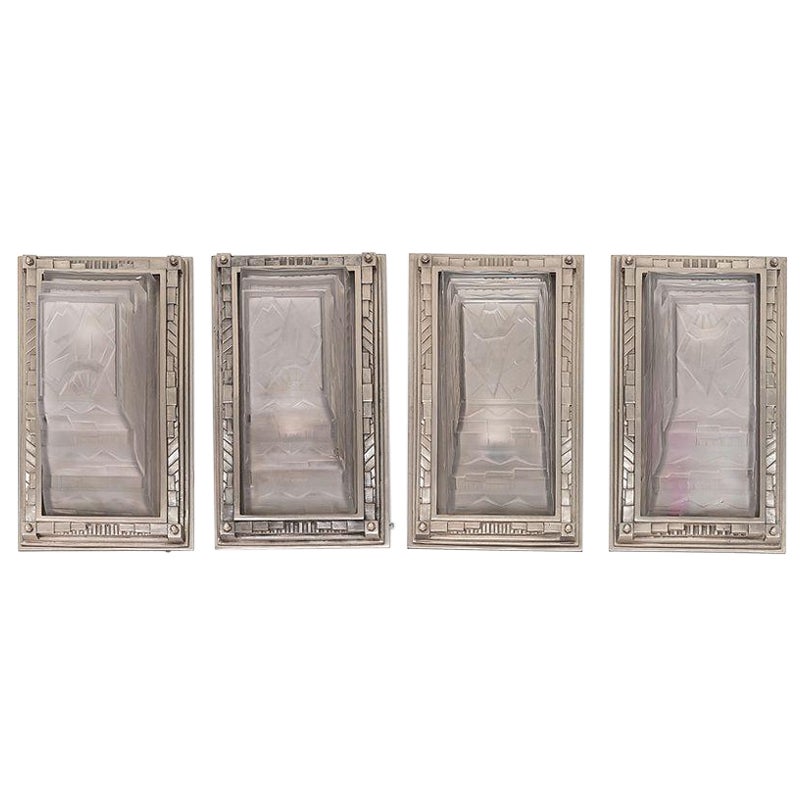Appliques murales Art déco françaises des années 1930 en verre pressé transparent et dépoli avec motif en vente