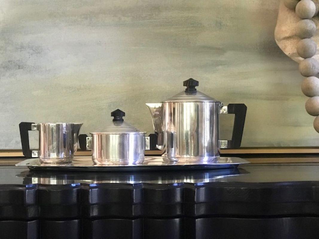 Wunderschönes versilbertes Art Deco Tee- oder Kaffeeservice, hergestellt in Frankreich um 1930 von Ercuis. Die Griffe sind aus Makassar-Ebenholz und jedes Stück ist auf der Unterseite mit dem Ercuis-Stempel versehen. Das Set besteht aus einem