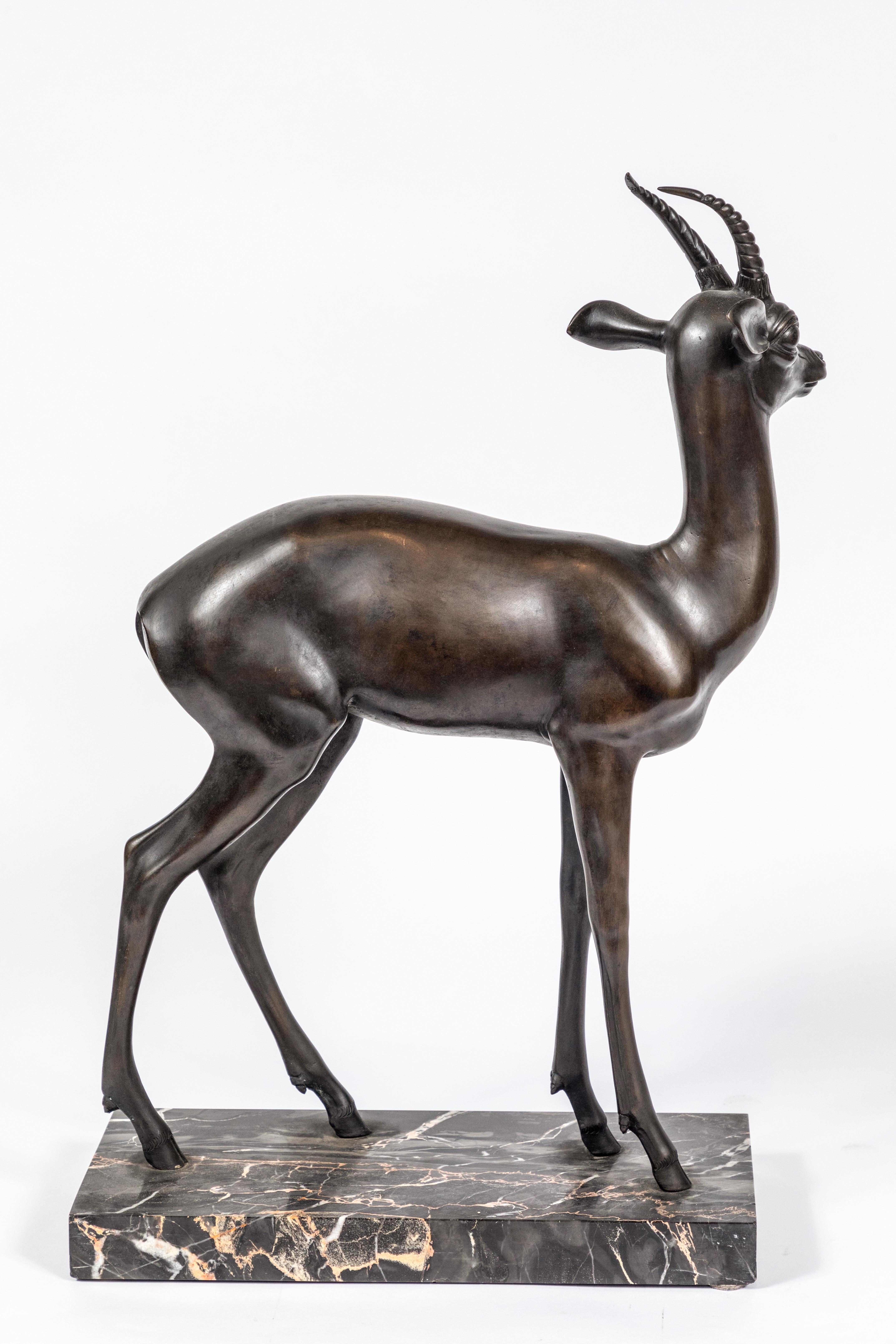 Élégante sculpture d'antilope en bronze coulé, modelée avec sensibilité, attribuée au célèbre artiste et sculpteur d'animaux italien Sirio Tofanari (1886-1969). Le tout monté sur un socle en marbre d'époque.
 