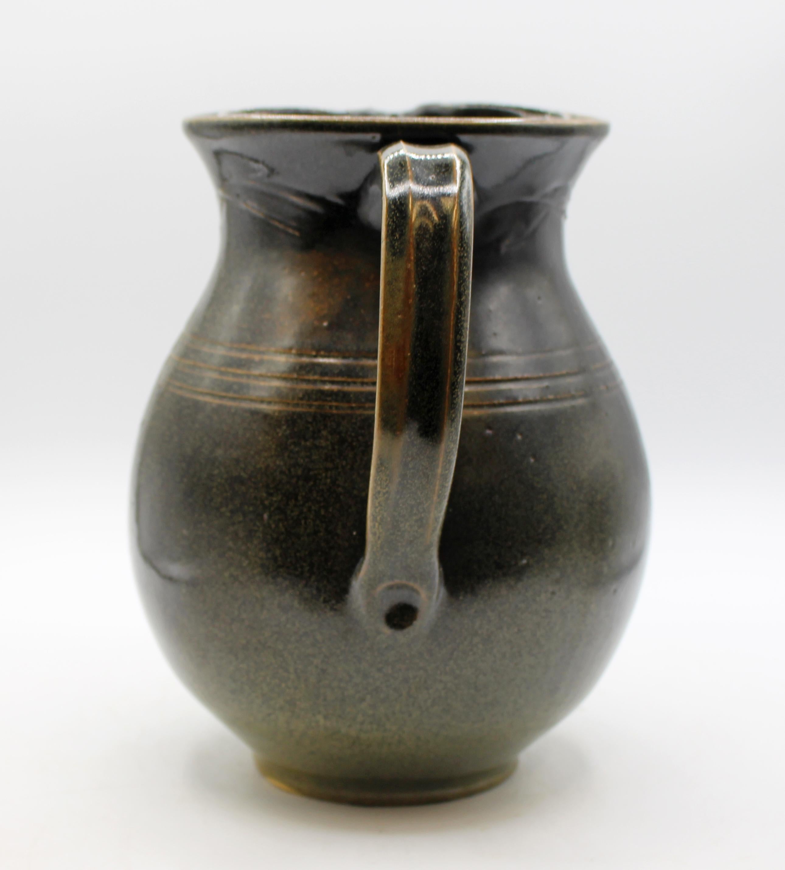 Caraffa grande di Ben Owen I, Jugtown Ware, anni '40-'50 circa. Esemplare precoce con smaltatura a pelle di rana. Anelli della spalla, linee di smaltatura marrone incise.
9