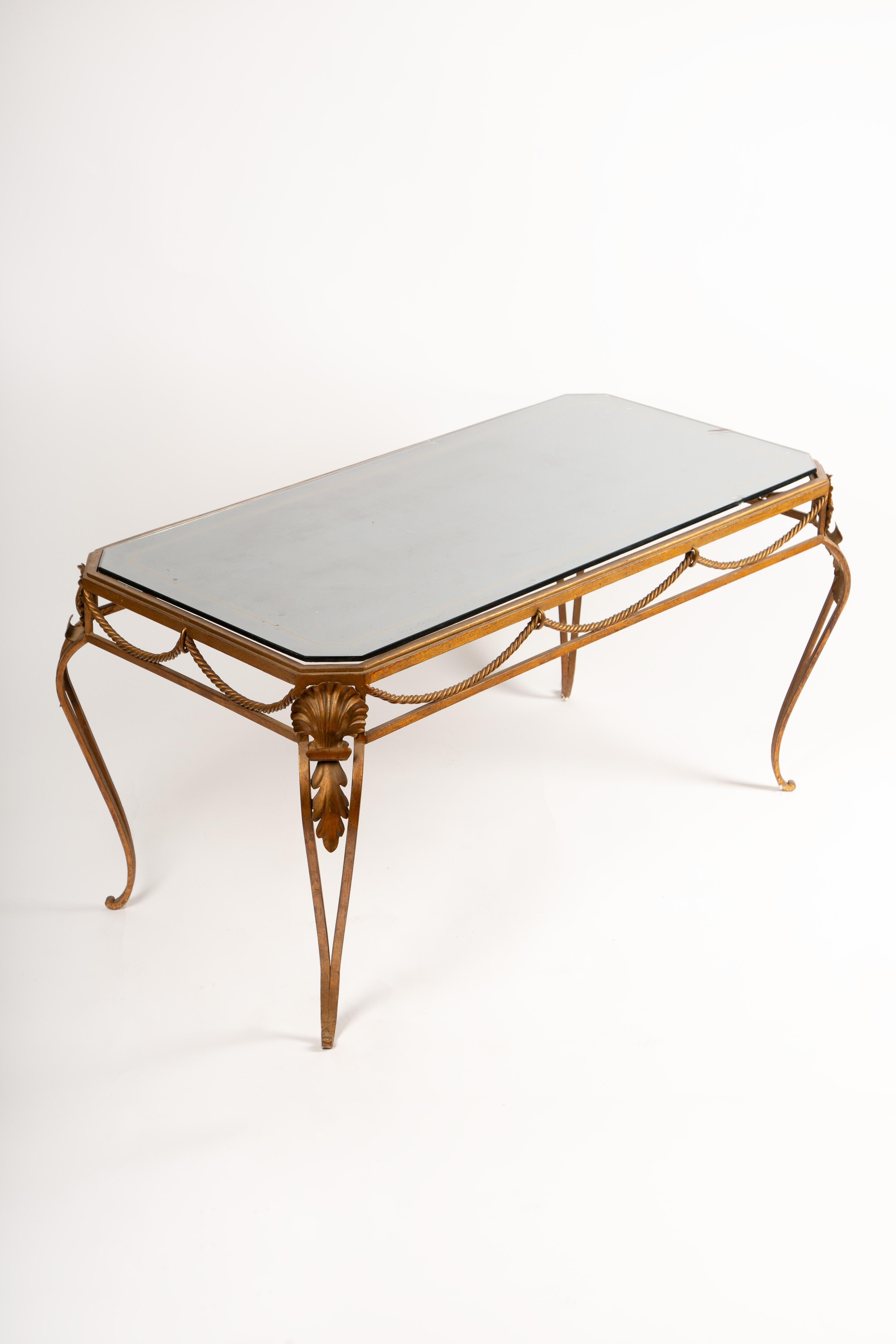 c. 1940 Table basse en fer doré avec plateau en verre églomisé en vente 4