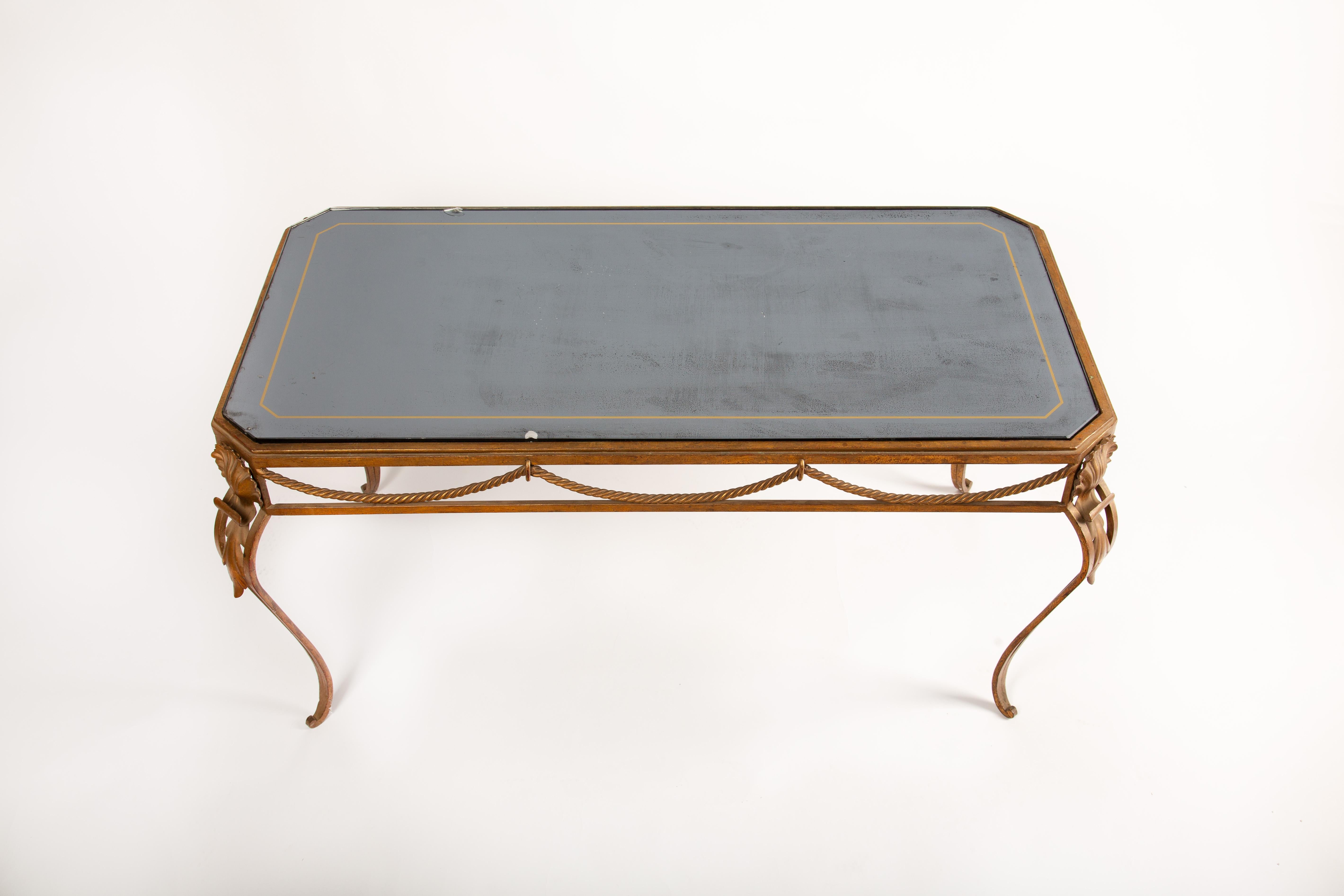 Français c. 1940 Table basse en fer doré avec plateau en verre églomisé en vente