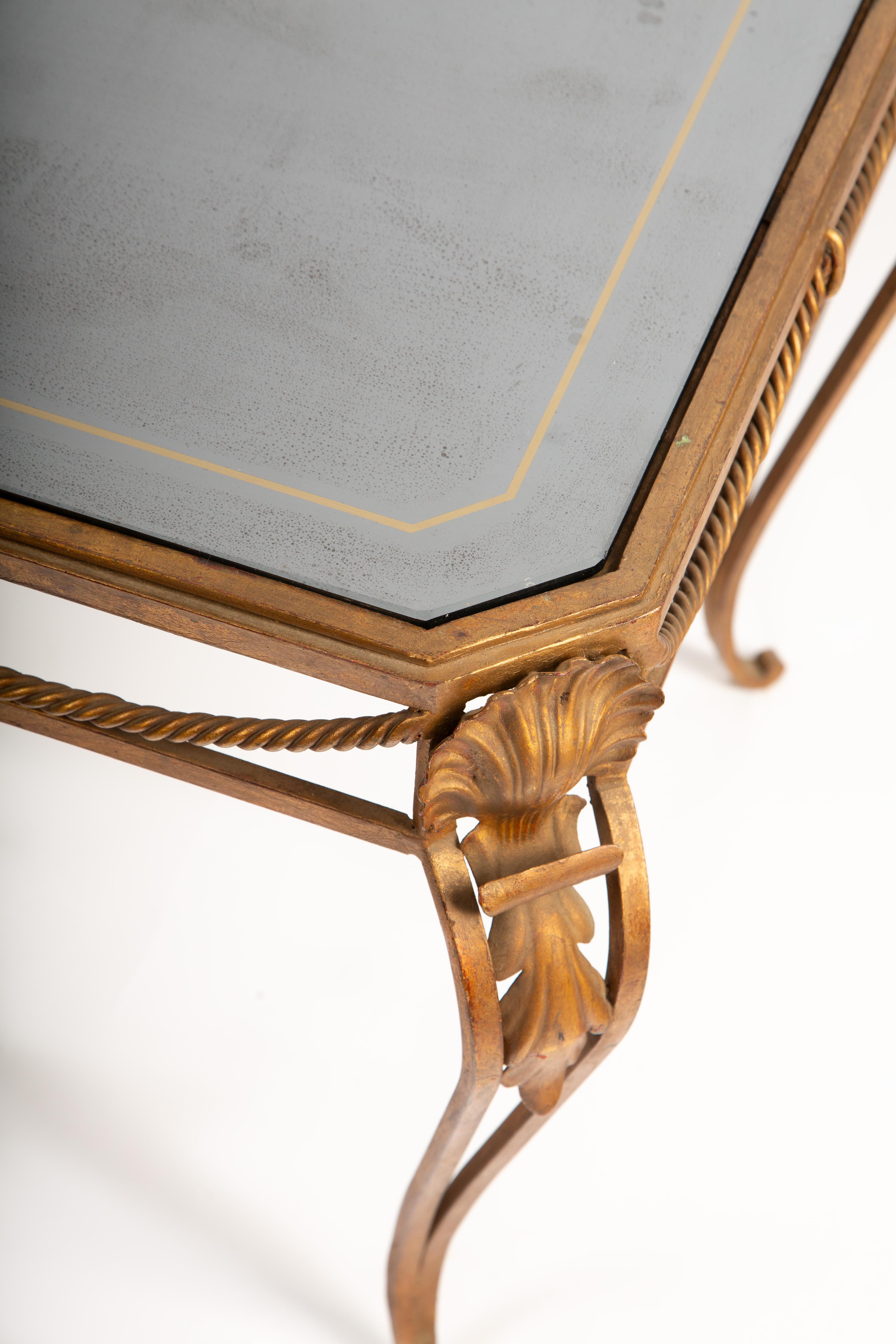 c. 1940 Table basse en fer doré avec plateau en verre églomisé Excellent état - En vente à New York, NY