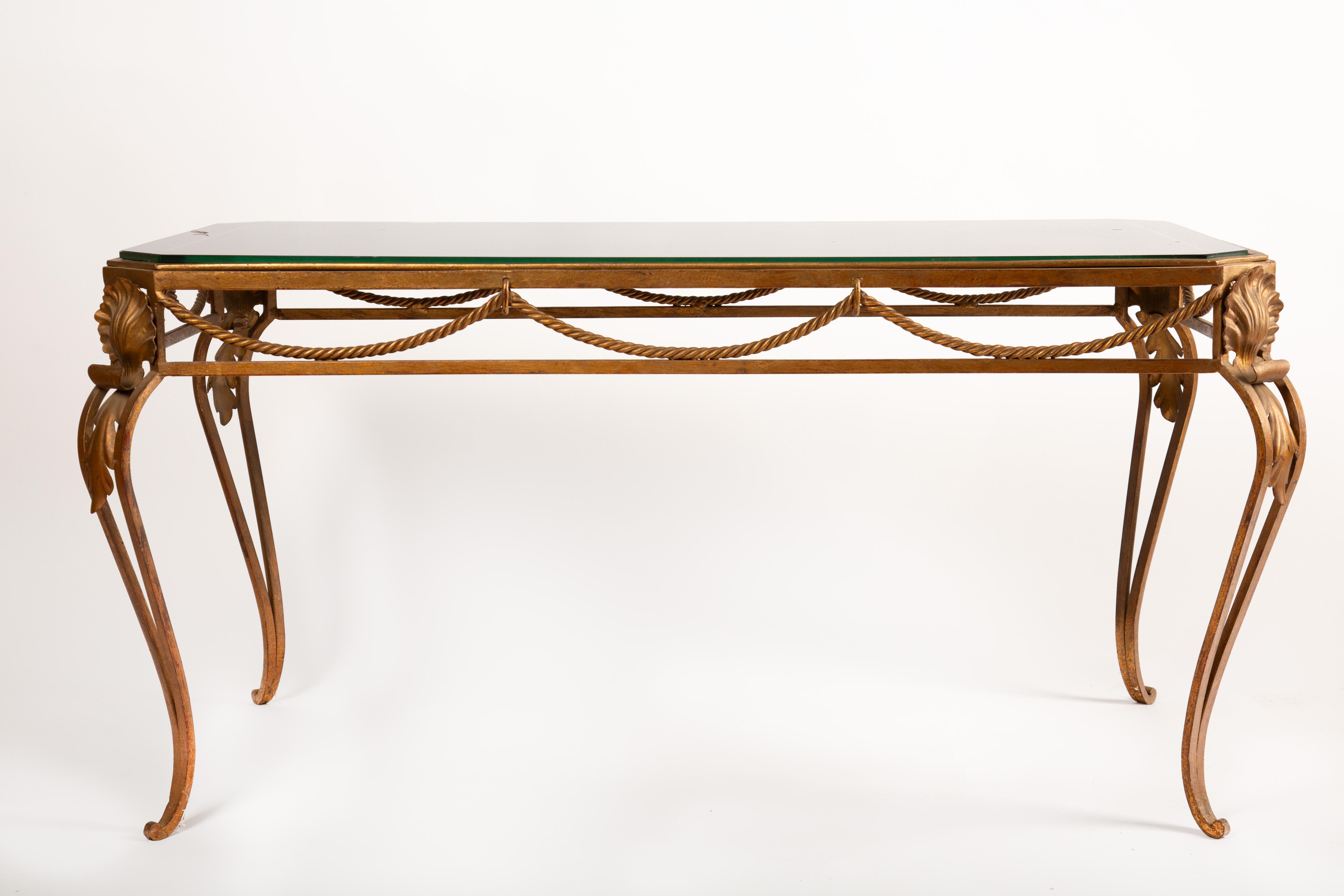 20ième siècle c. 1940 Table basse en fer doré avec plateau en verre églomisé en vente