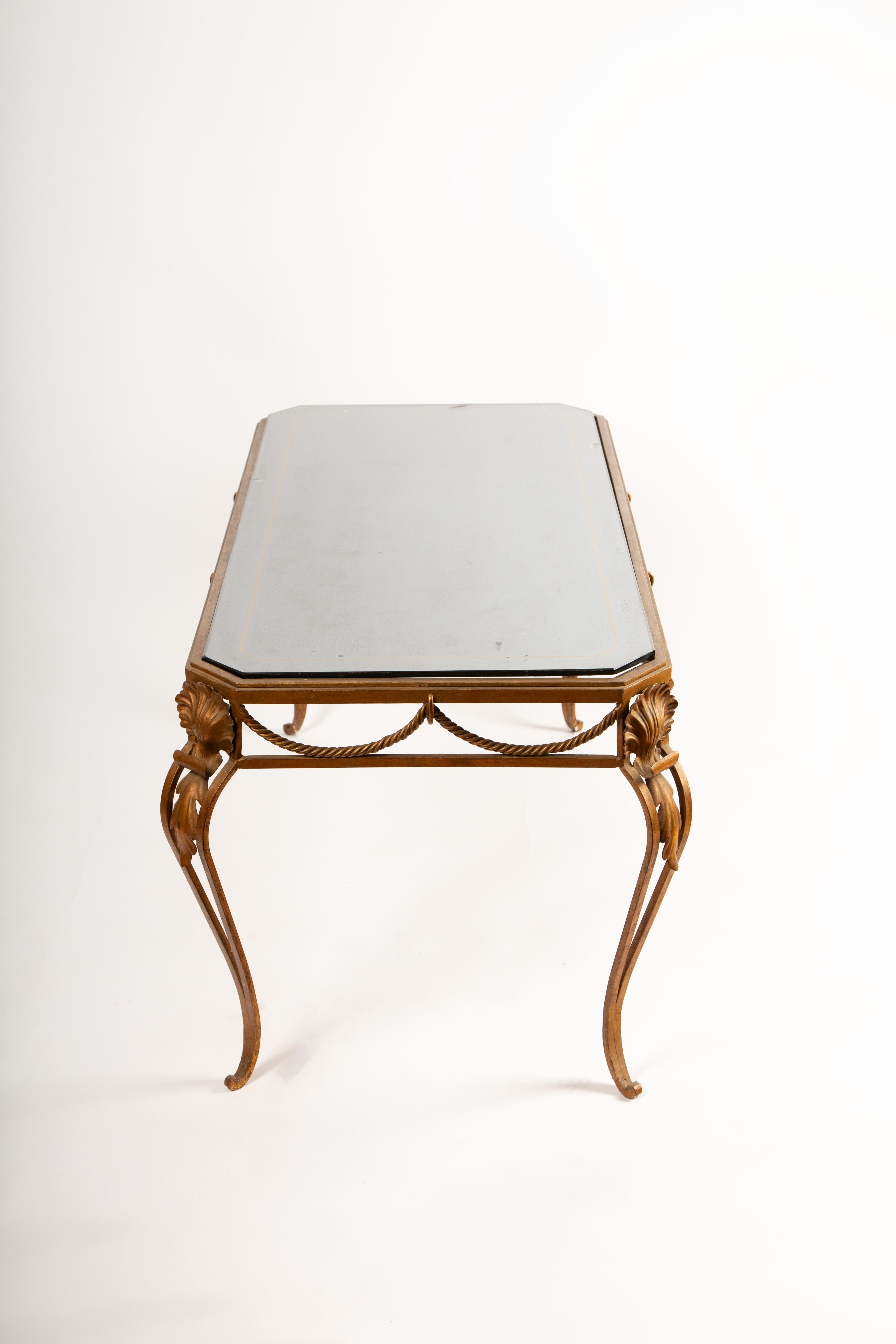 Fer c. 1940 Table basse en fer doré avec plateau en verre églomisé en vente