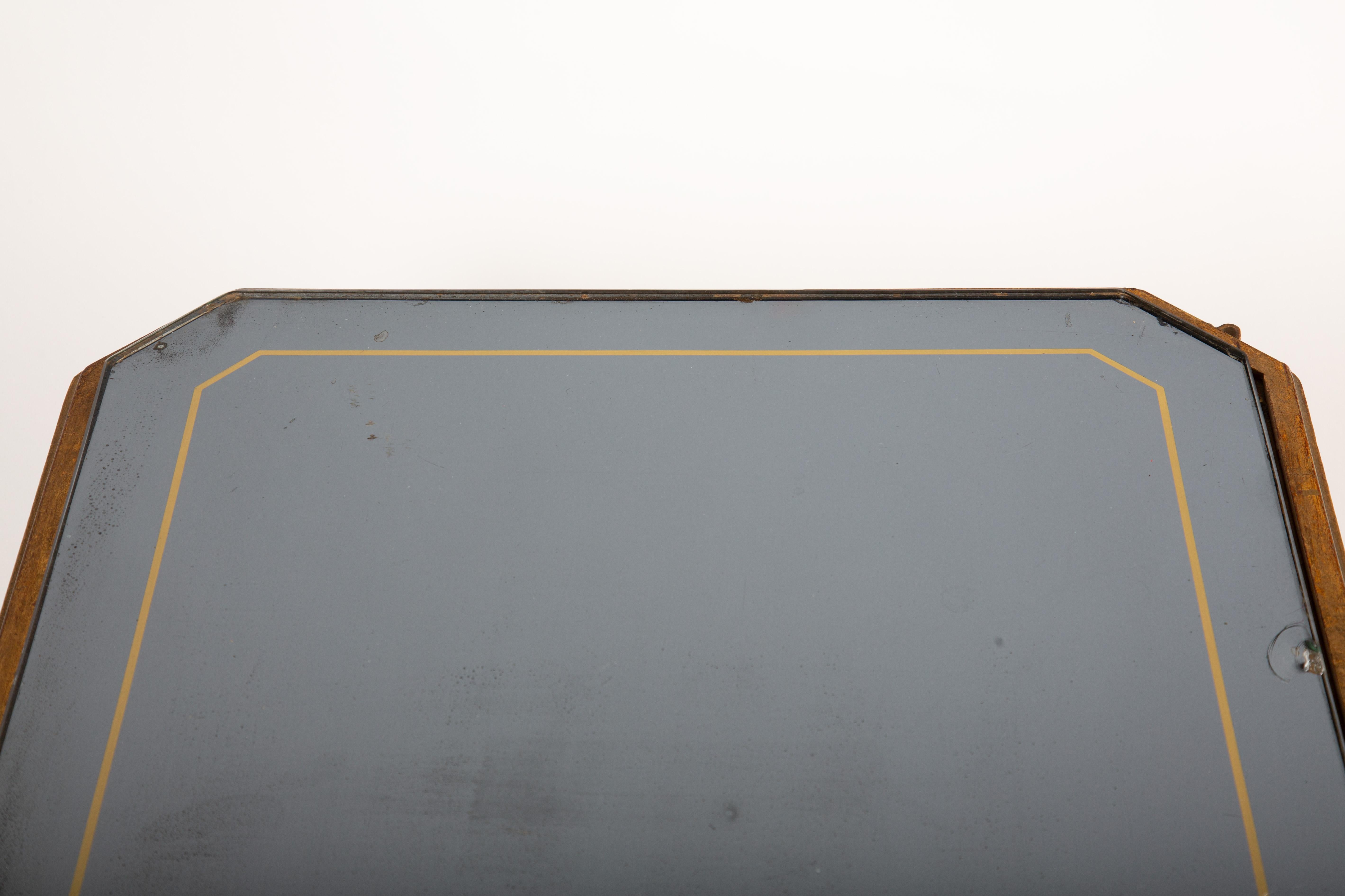 c. 1940 Table basse en fer doré avec plateau en verre églomisé en vente 1