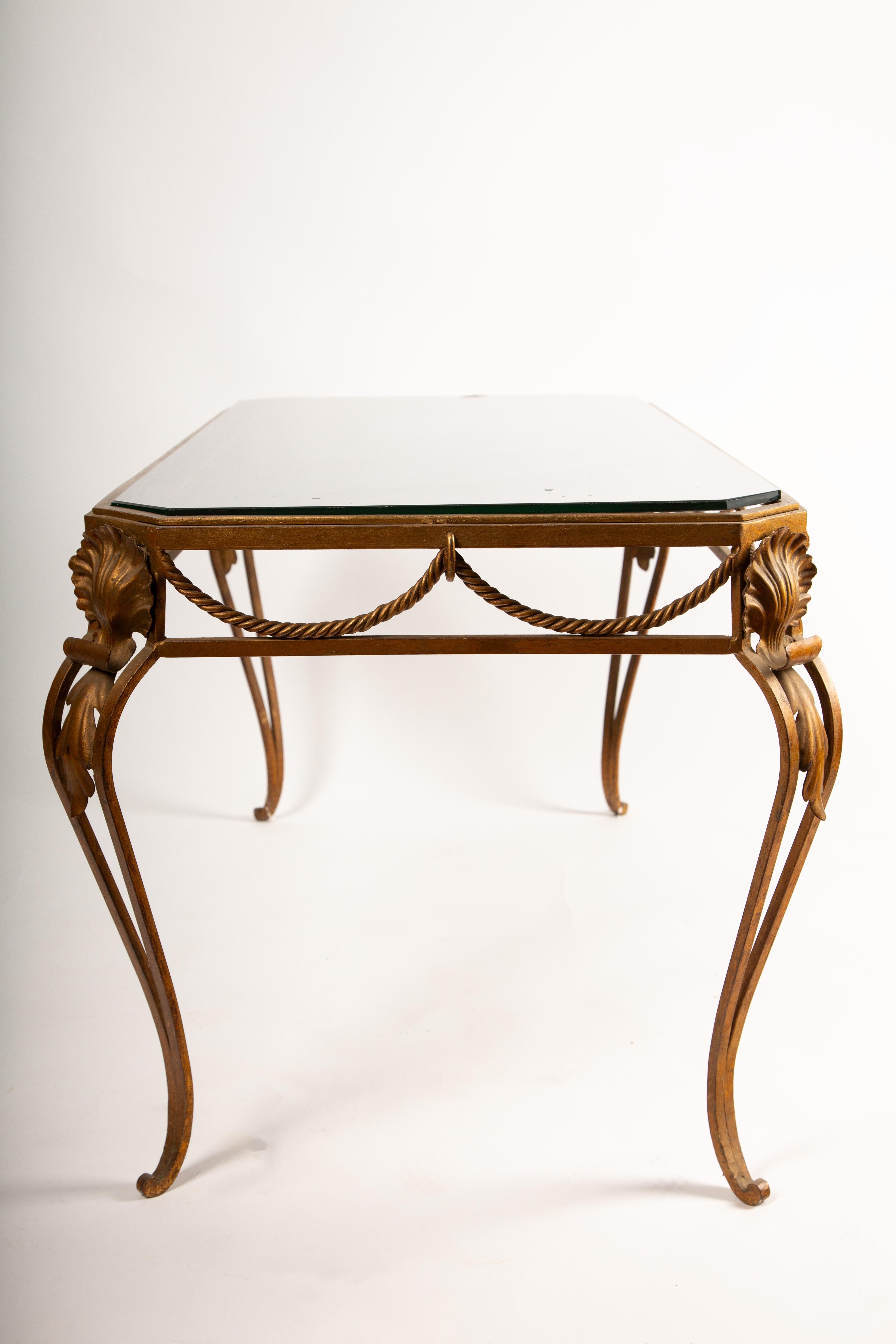 c. 1940 Table basse en fer doré avec plateau en verre églomisé en vente 2