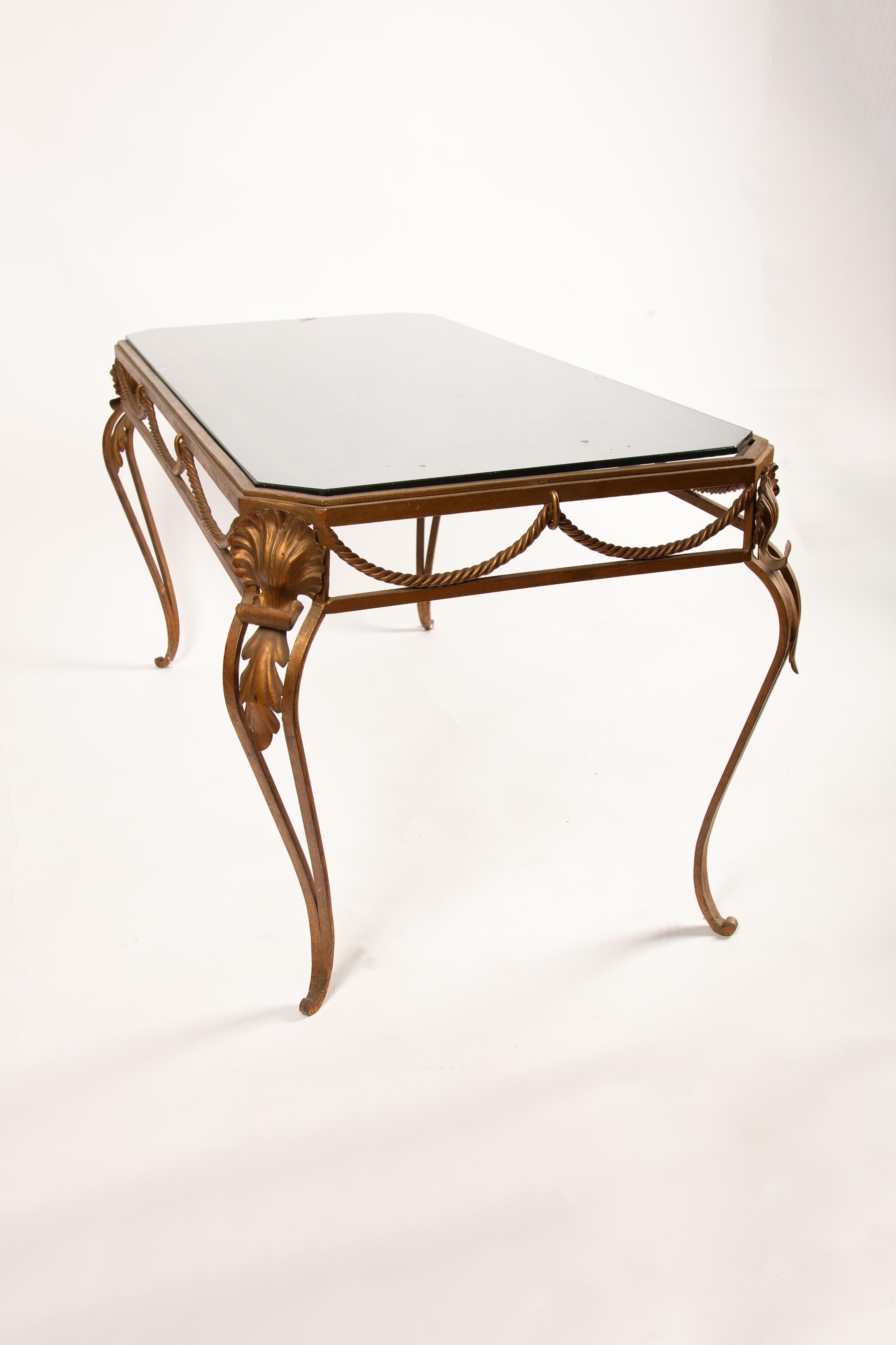 c. 1940 Table basse en fer doré avec plateau en verre églomisé en vente 3