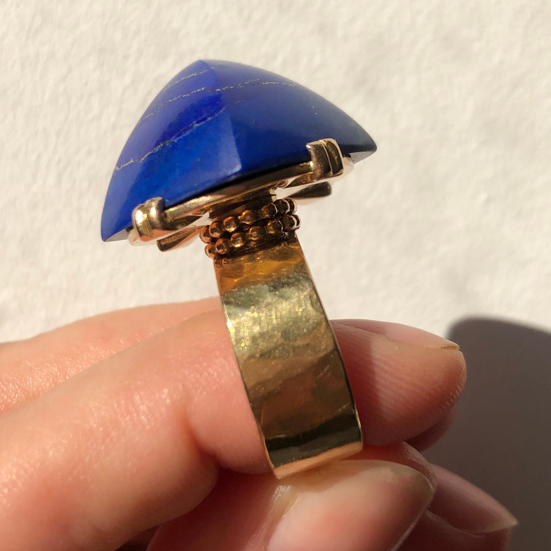 Moderniste Jean Després Bague en or et lapis-lazuli circa 1940  en vente