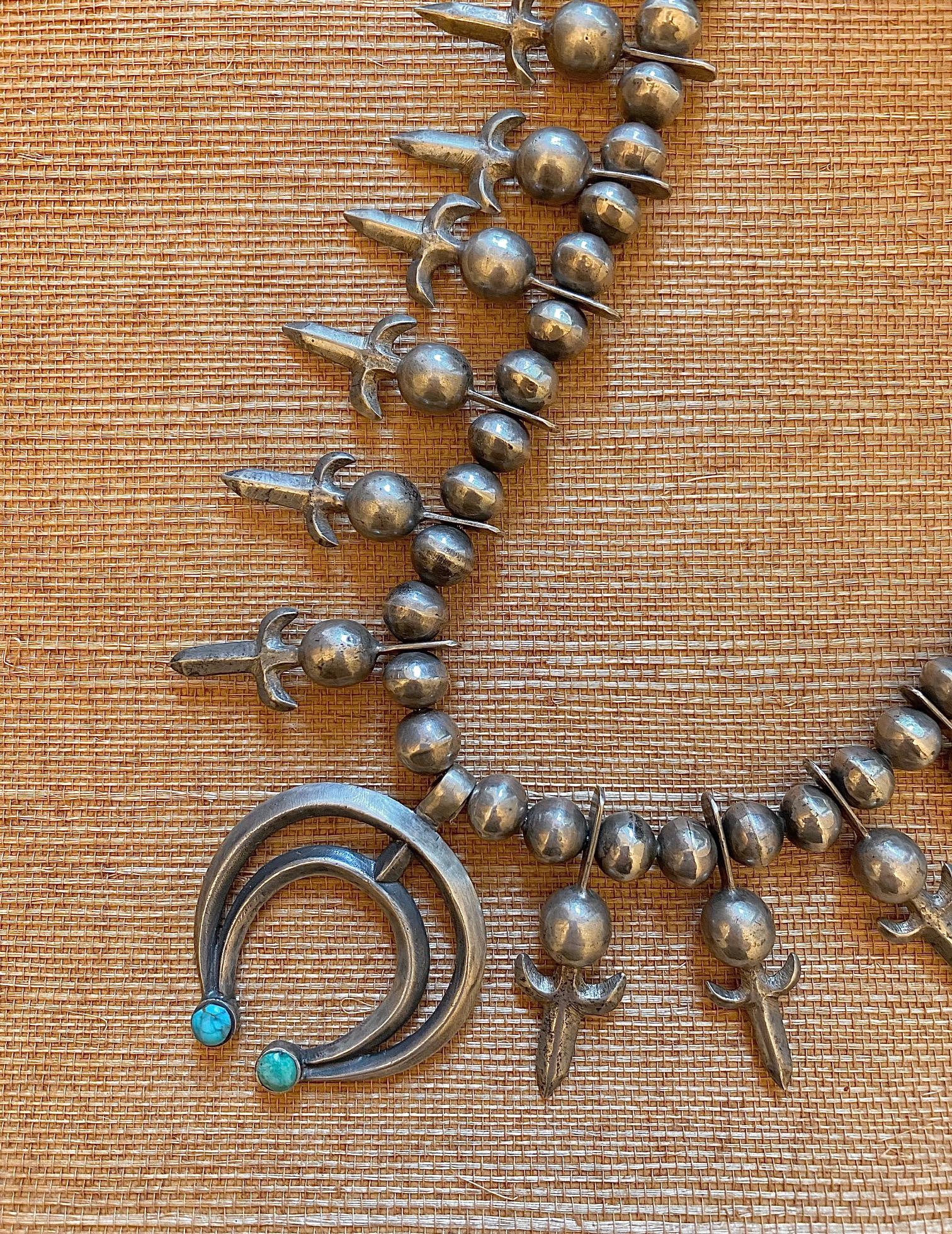 Navajo-Türkis und Sterling Silber Squash Blossom Halskette um 1940 (Cabochon) im Angebot
