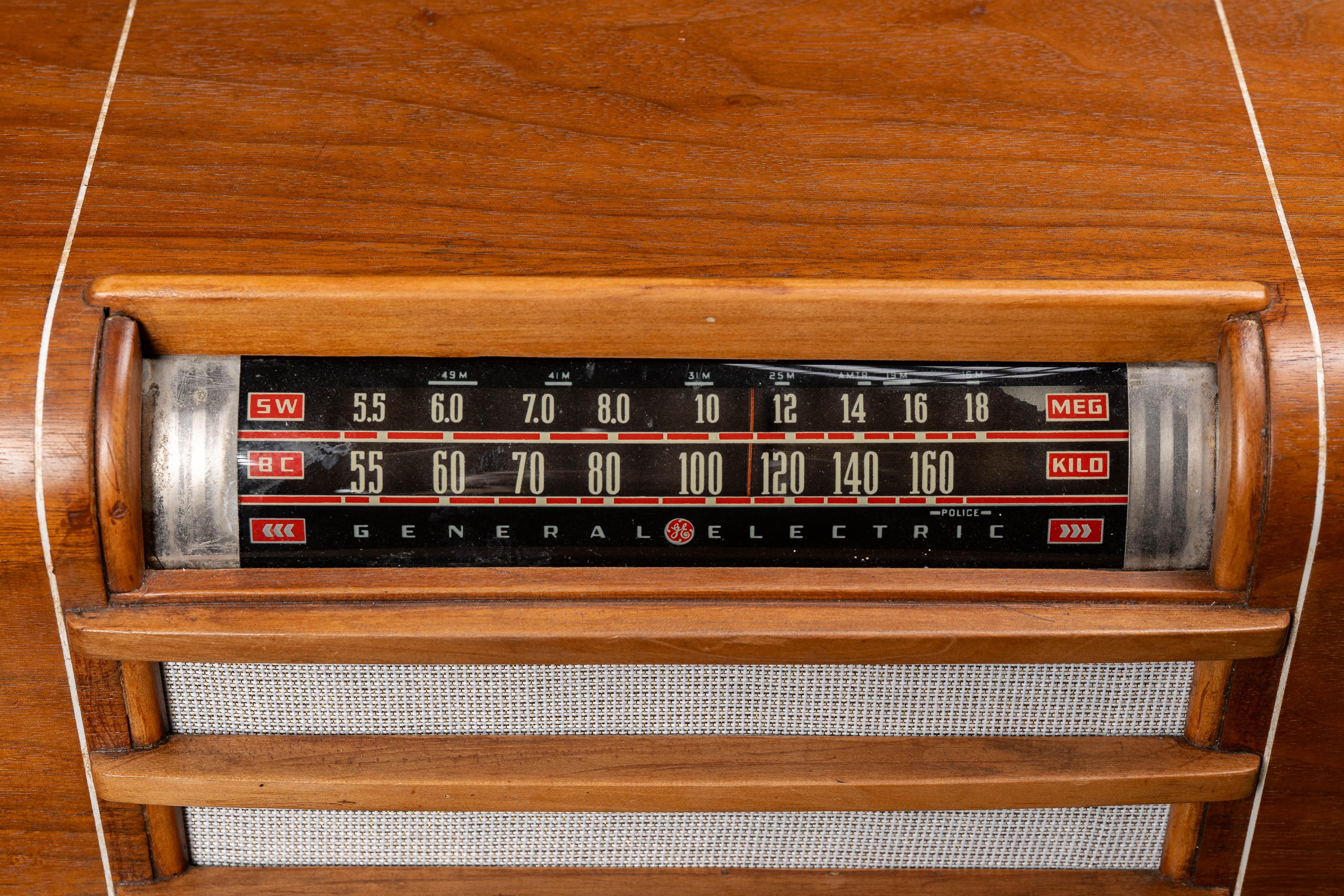 c. 1940 Radio L-630 restaurée de General Electric Bon état - En vente à Dekalb, IL