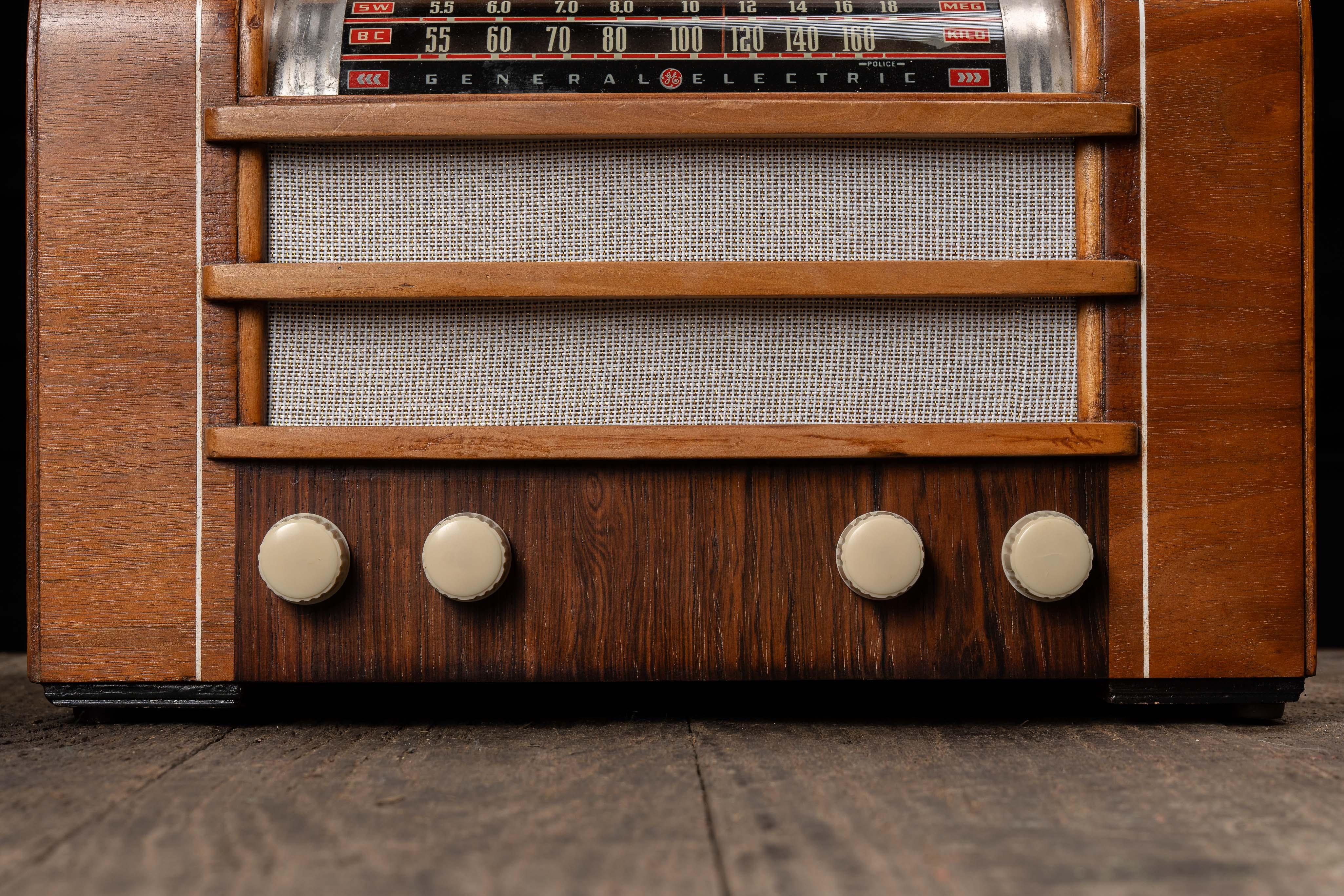 20ième siècle c. 1940 Radio L-630 restaurée de General Electric en vente