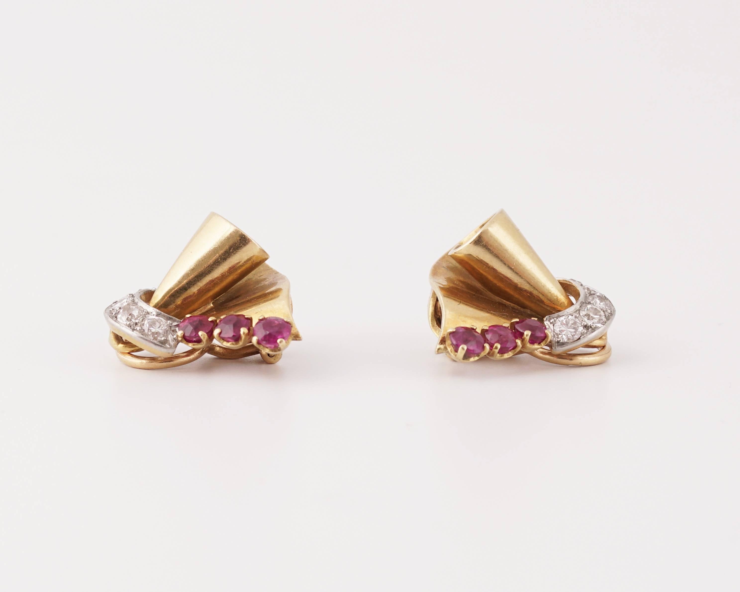 Beautiful Retro Clip Earrings, from the early 1940's.
The Earrings, of characteristic but modern design of the period, are made of 18k Gold, Round Brillant-Cut diamonds (approx. 0,45cts) and Rubies (approx. 0,60cts) on platinum set (eagle head and