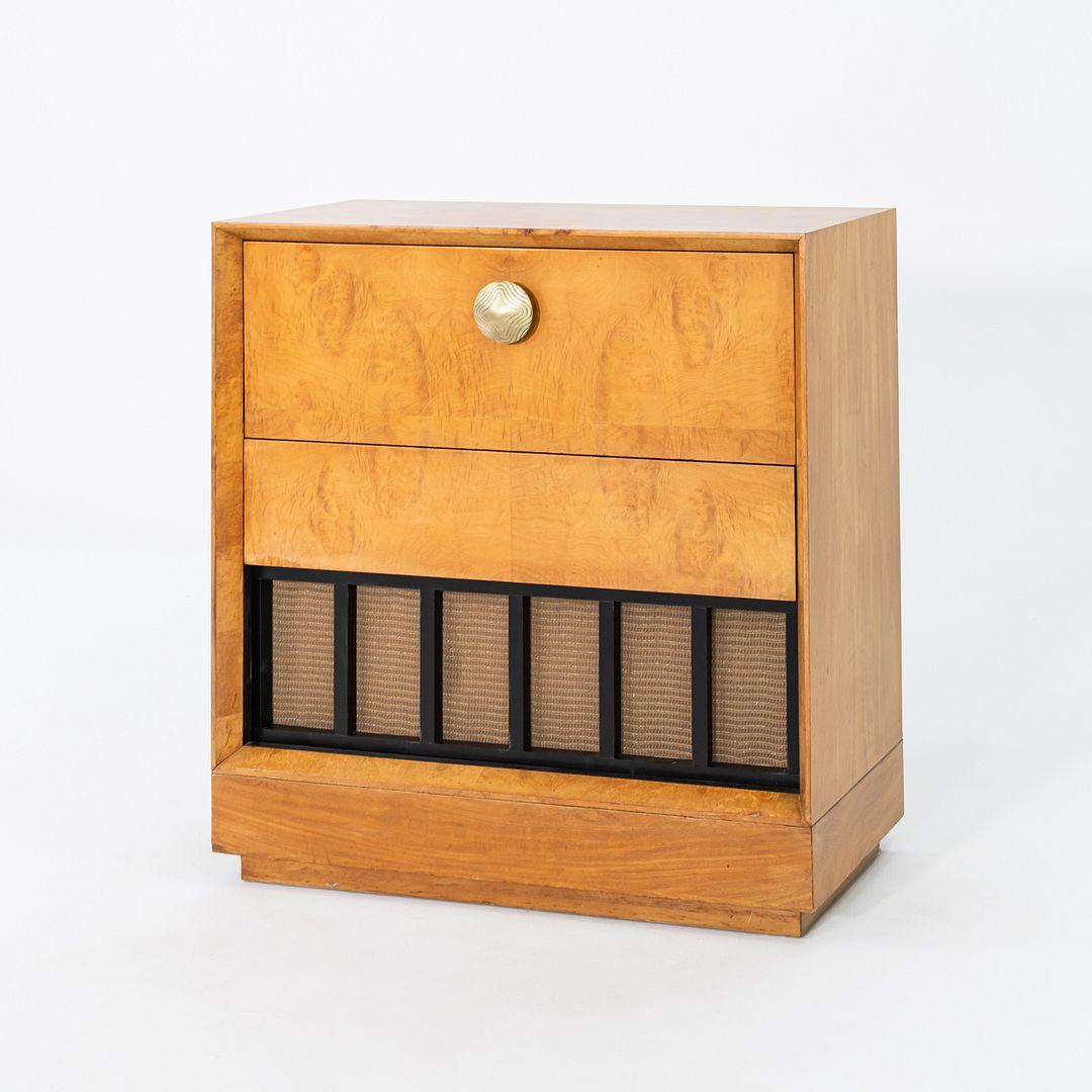 Se trata de una caja acústica de acacia burilada Paldao, diseñada por Gilbert Rohde para Herman Miller en 1941. Este ejemplo data de la misma época. Se fabricó en EE.UU. y apareció en el primer diseño de sala de exposiciones de Herman Miller. Rohde
