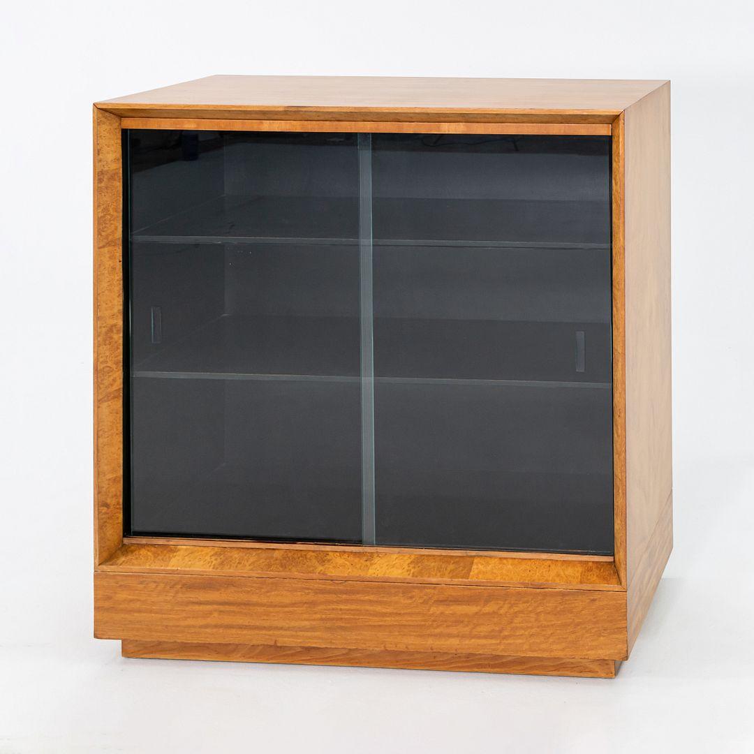Moderne Armoire Paldao Gilbert Rohde pour Herman Miller avec portes en verre coulissantes, vers 1941 en vente