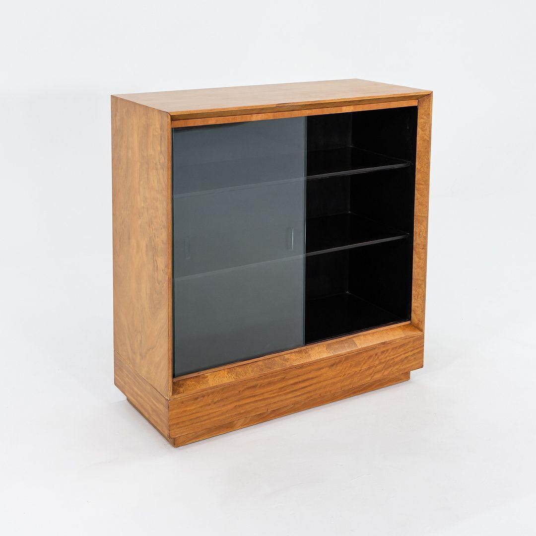 Armoire Paldao Gilbert Rohde pour Herman Miller avec portes en verre coulissantes, vers 1941 en vente 1